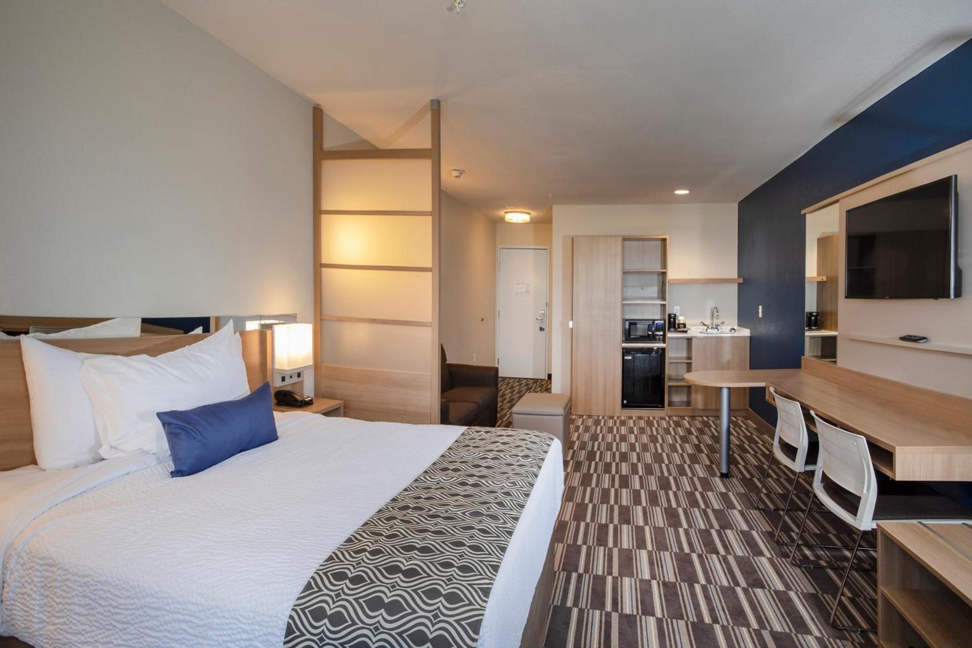 Microtel Inn & Suites by Wyndham Loveland photo 2