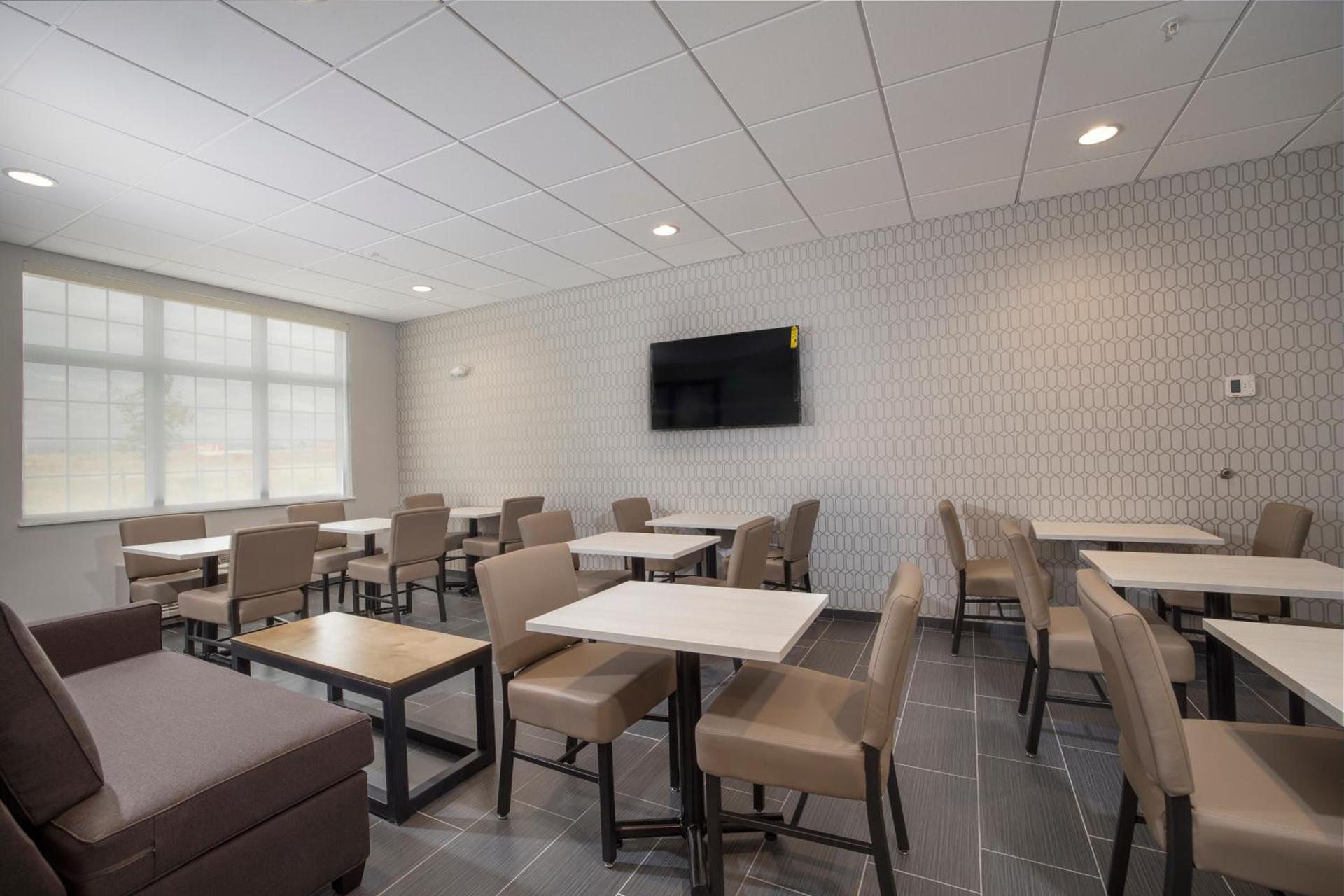 Microtel Inn & Suites by Wyndham Loveland photo 9