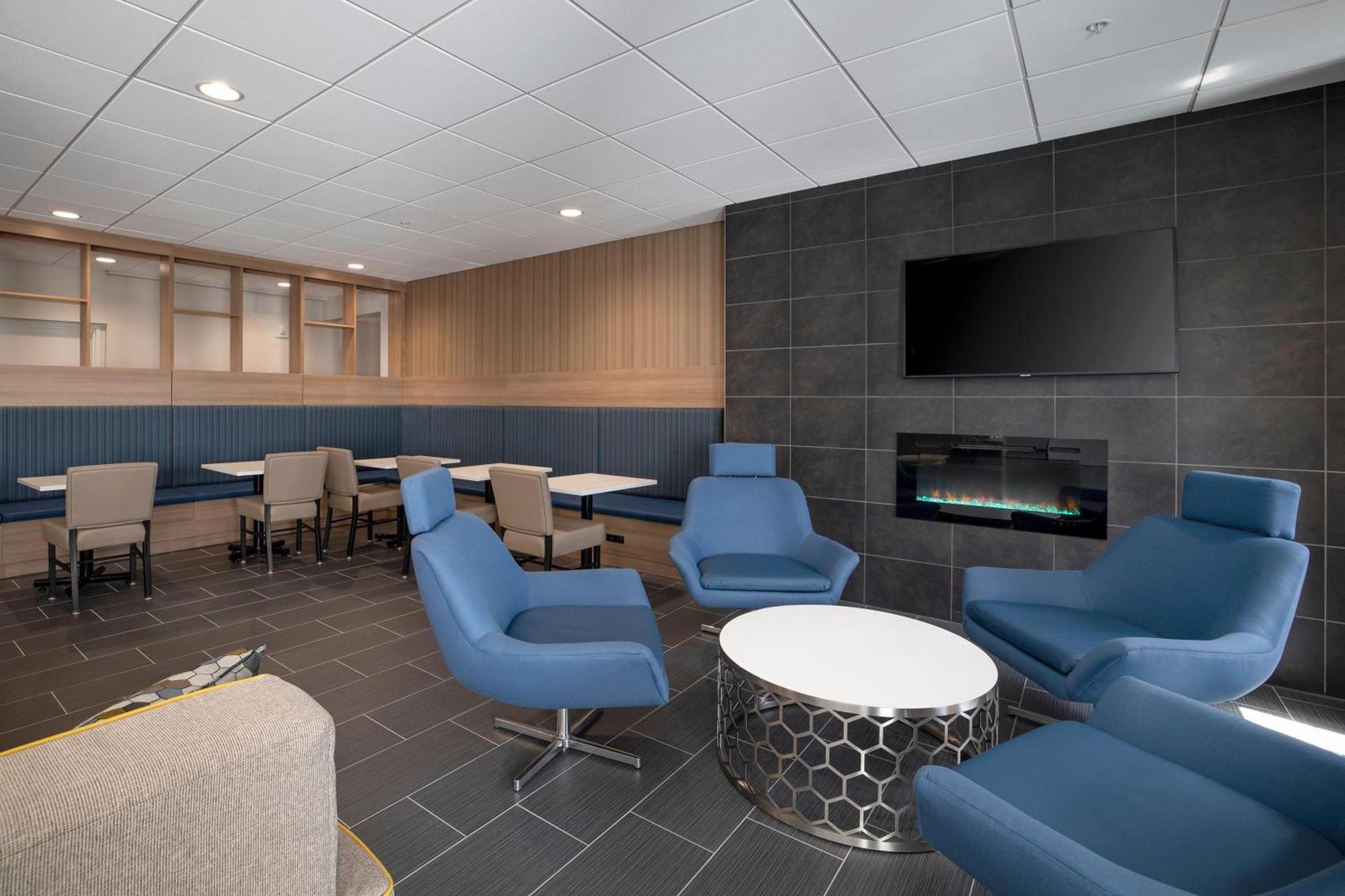 Microtel Inn & Suites by Wyndham Loveland photo 10