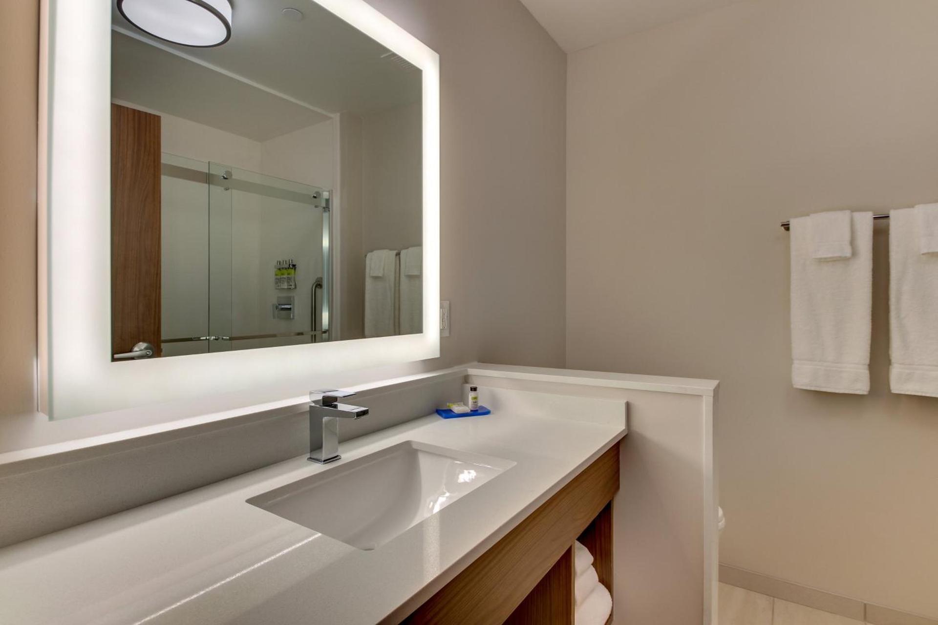 Holiday Inn Express & Suites - Nashville MetroCenter Downtown by IHG photo 38