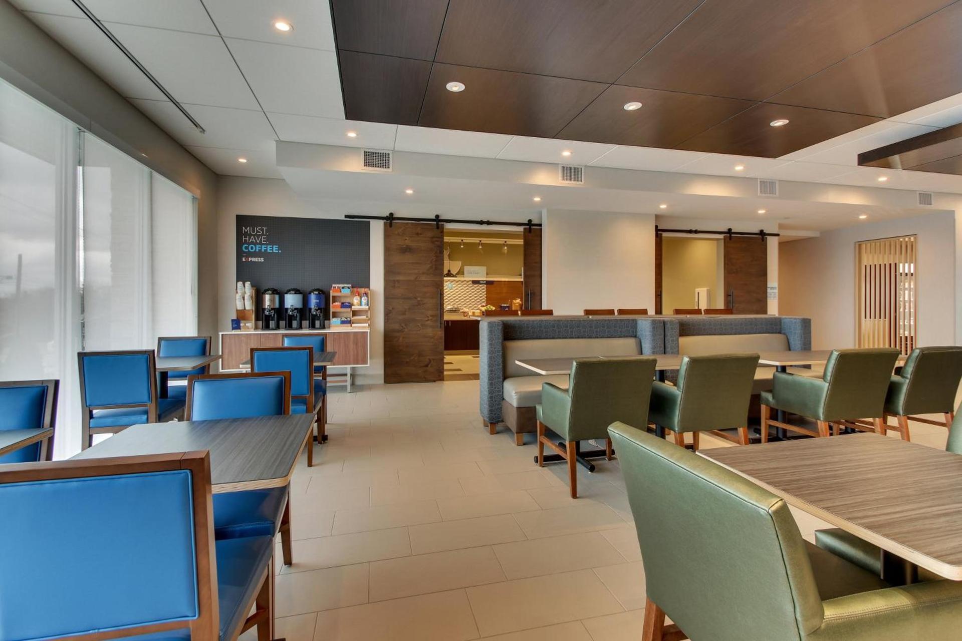 Holiday Inn Express & Suites - Nashville MetroCenter Downtown by IHG photo 32