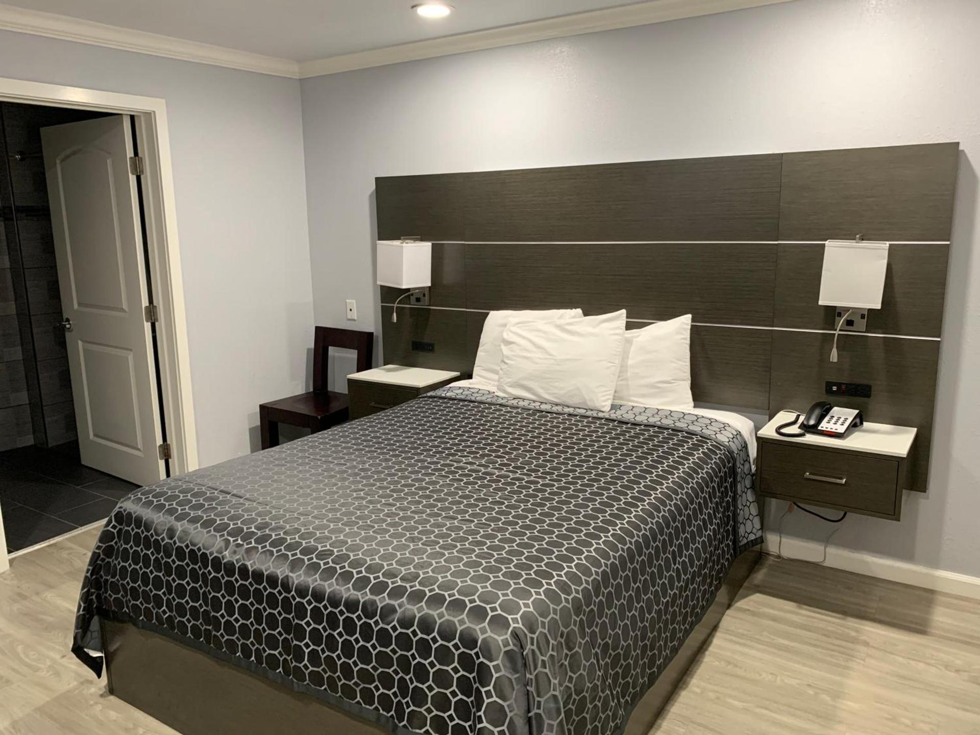 Mirage Inn & Suites photo 9