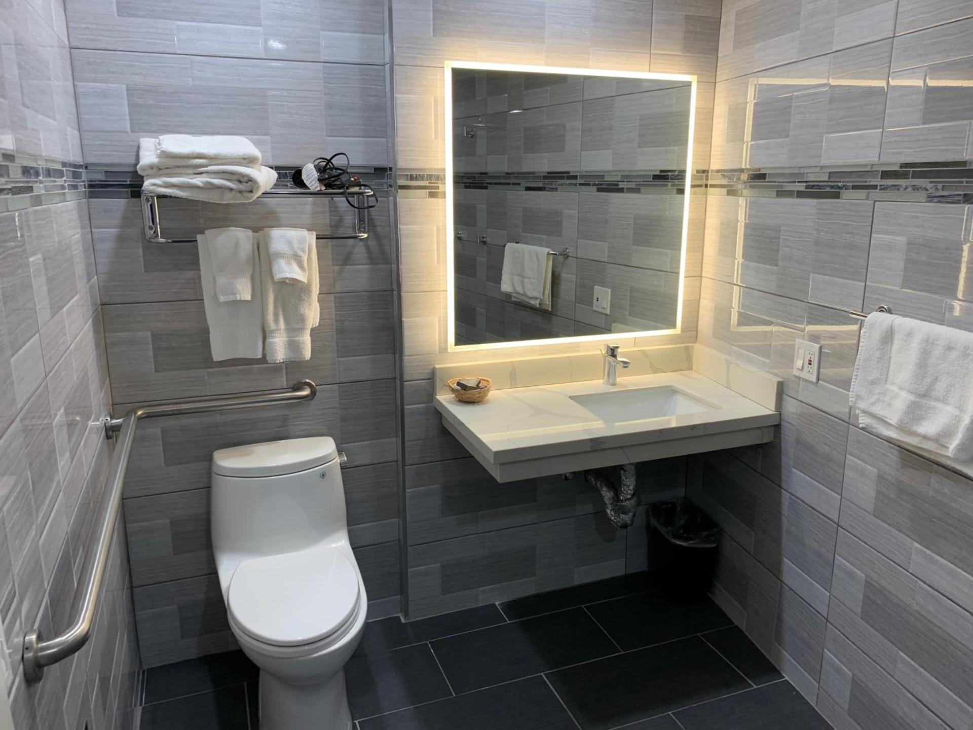 Mirage Inn & Suites photo 8