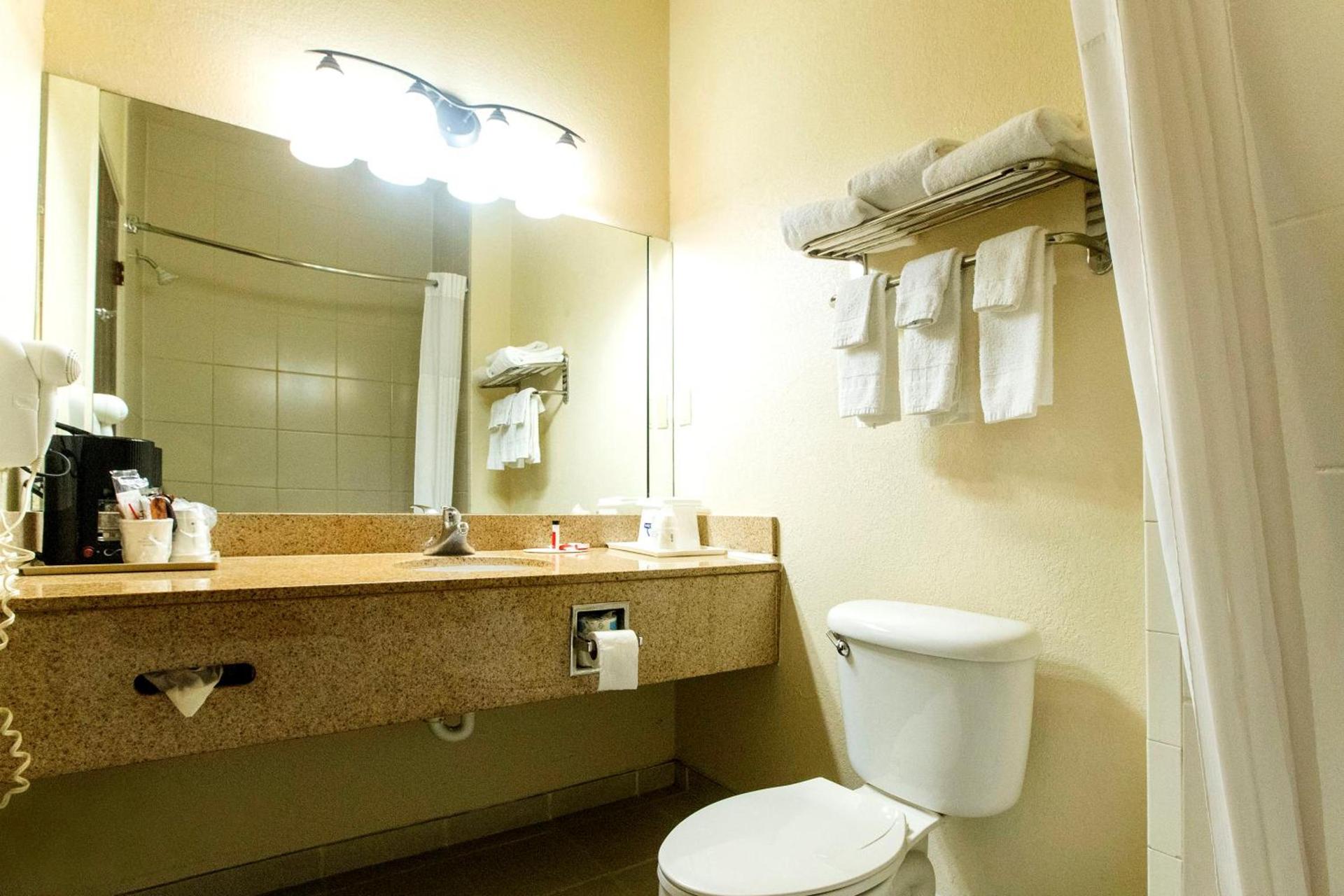 Days Inn & Suites by Wyndham Houston North/Aldine photo 12