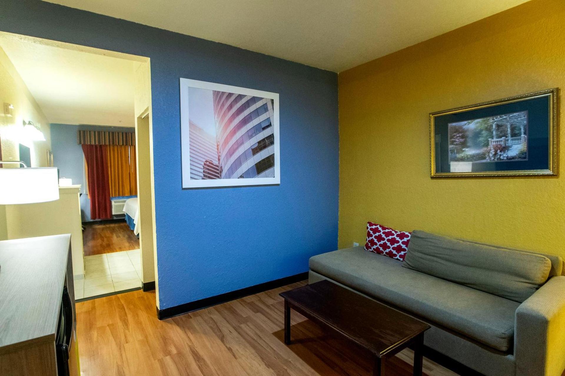 Days Inn & Suites by Wyndham Houston North/Aldine photo 65