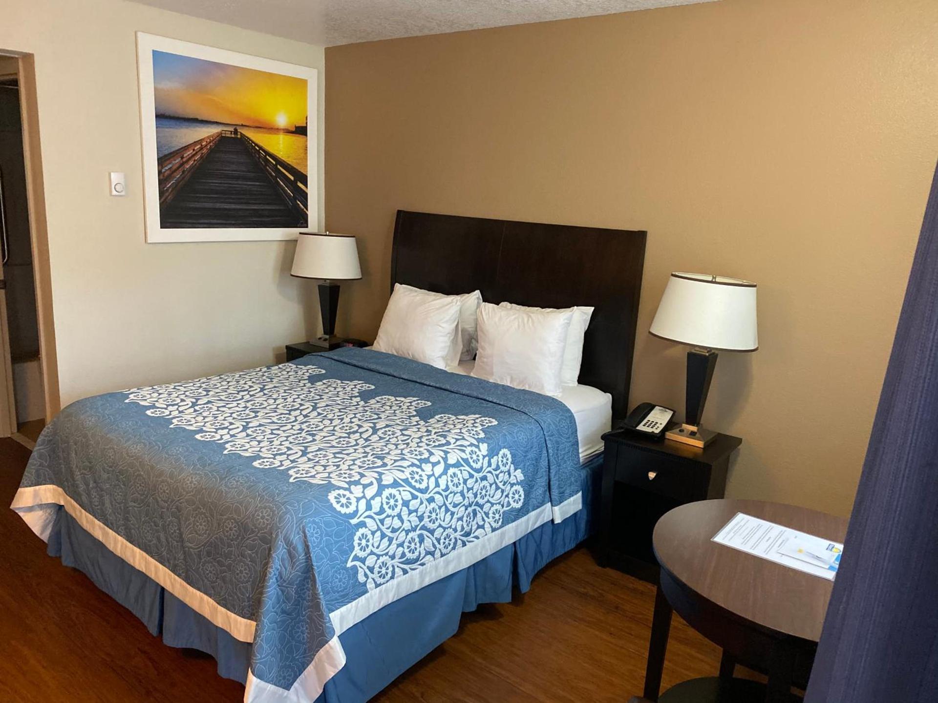 Days Inn by Wyndham Newport OR photo 17