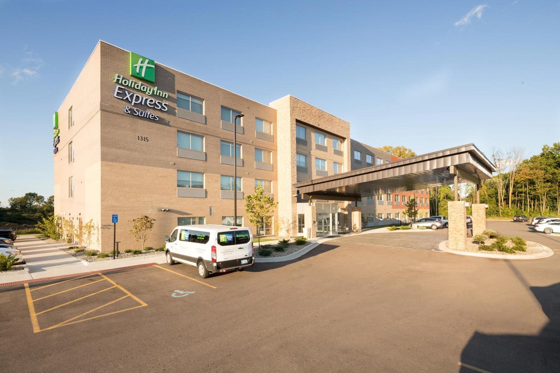 Holiday Inn Express & Suites - Kalamazoo West by IHG photo 3