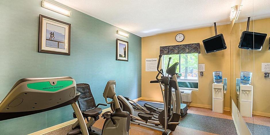 Holiday Inn Express Hotel & Suites Woodbridge by IHG photo 2