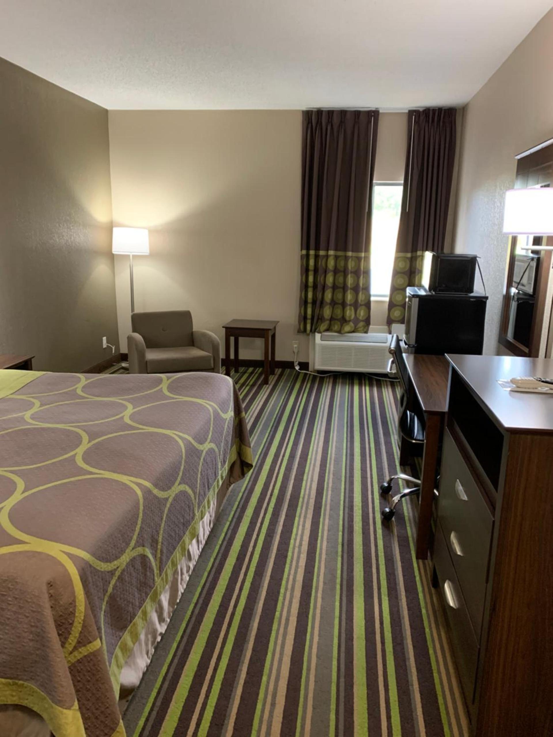Super 8 by Wyndham Hernando photo 14