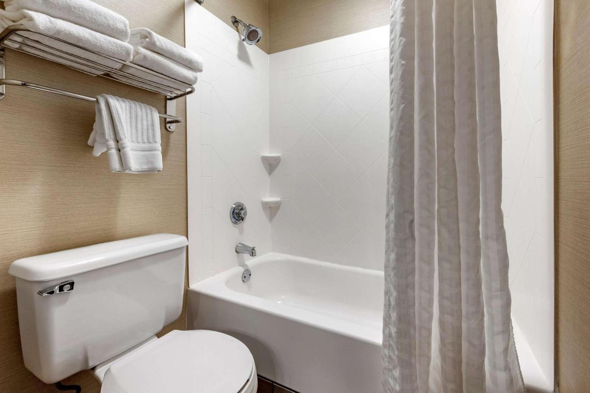 Comfort Inn & Suites Butler photo 8