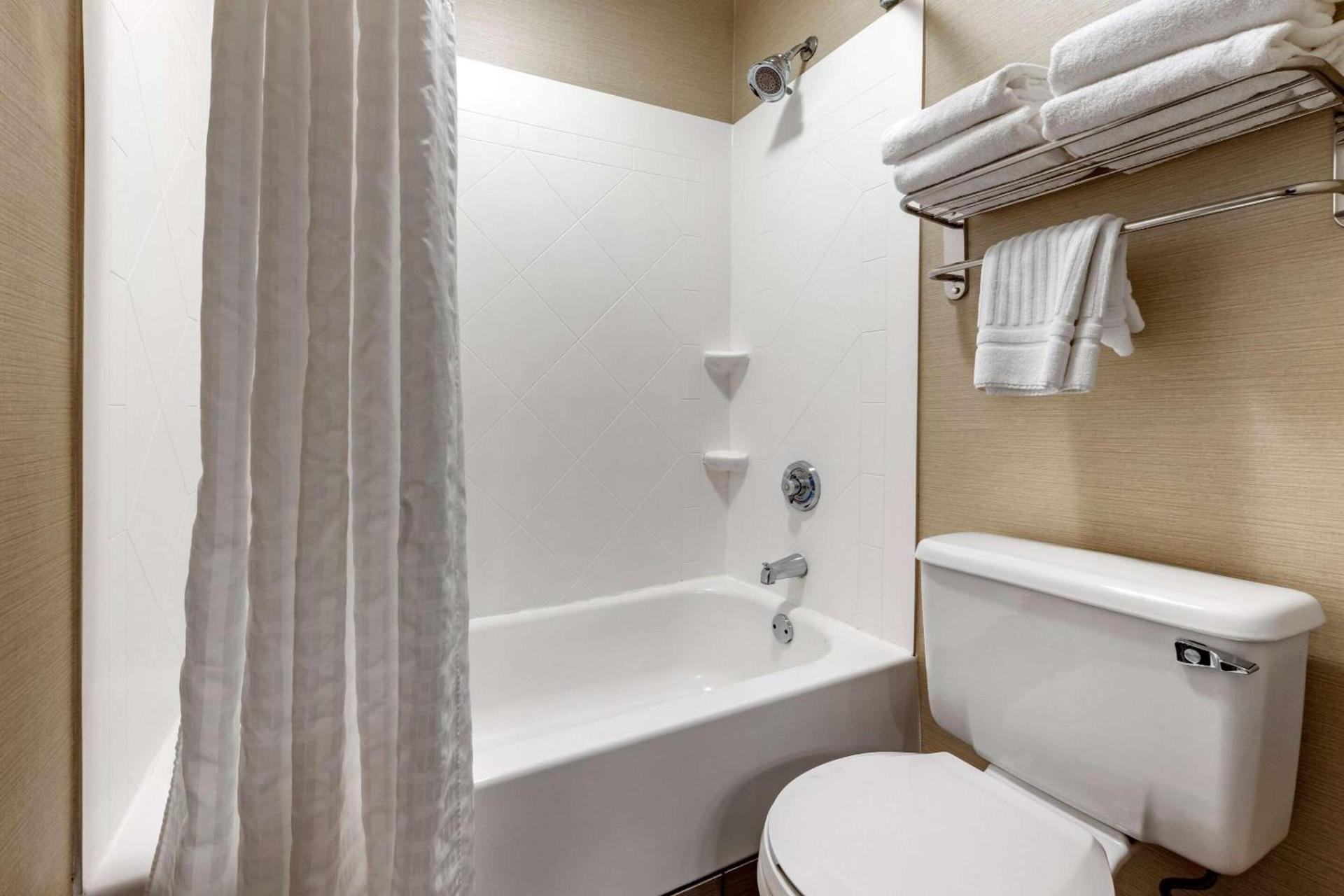 Comfort Inn & Suites Butler photo 12
