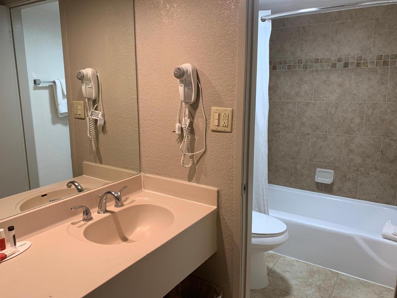 Ramada by Wyndham Kissimmee Gateway - Free Theme Park Shuttle photo 76
