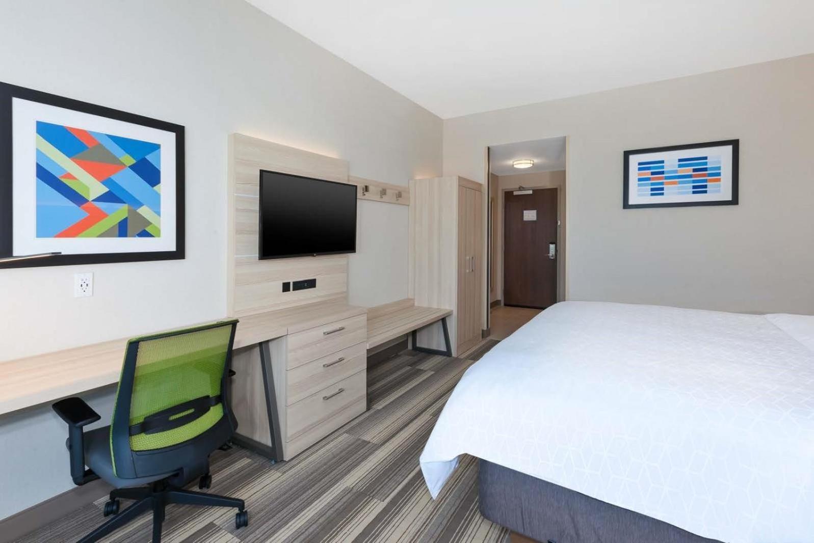 Holiday Inn Express & Suites - Grand Rapids Airport - South by IHG photo 20