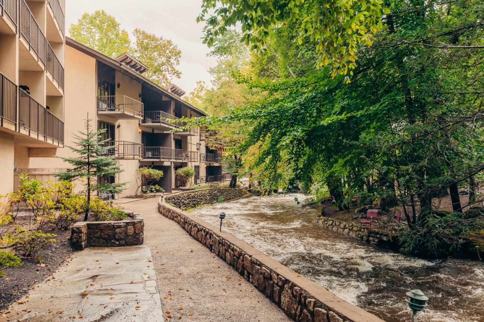 Brookside Lodge - Gatlinburg - On the River photo 3