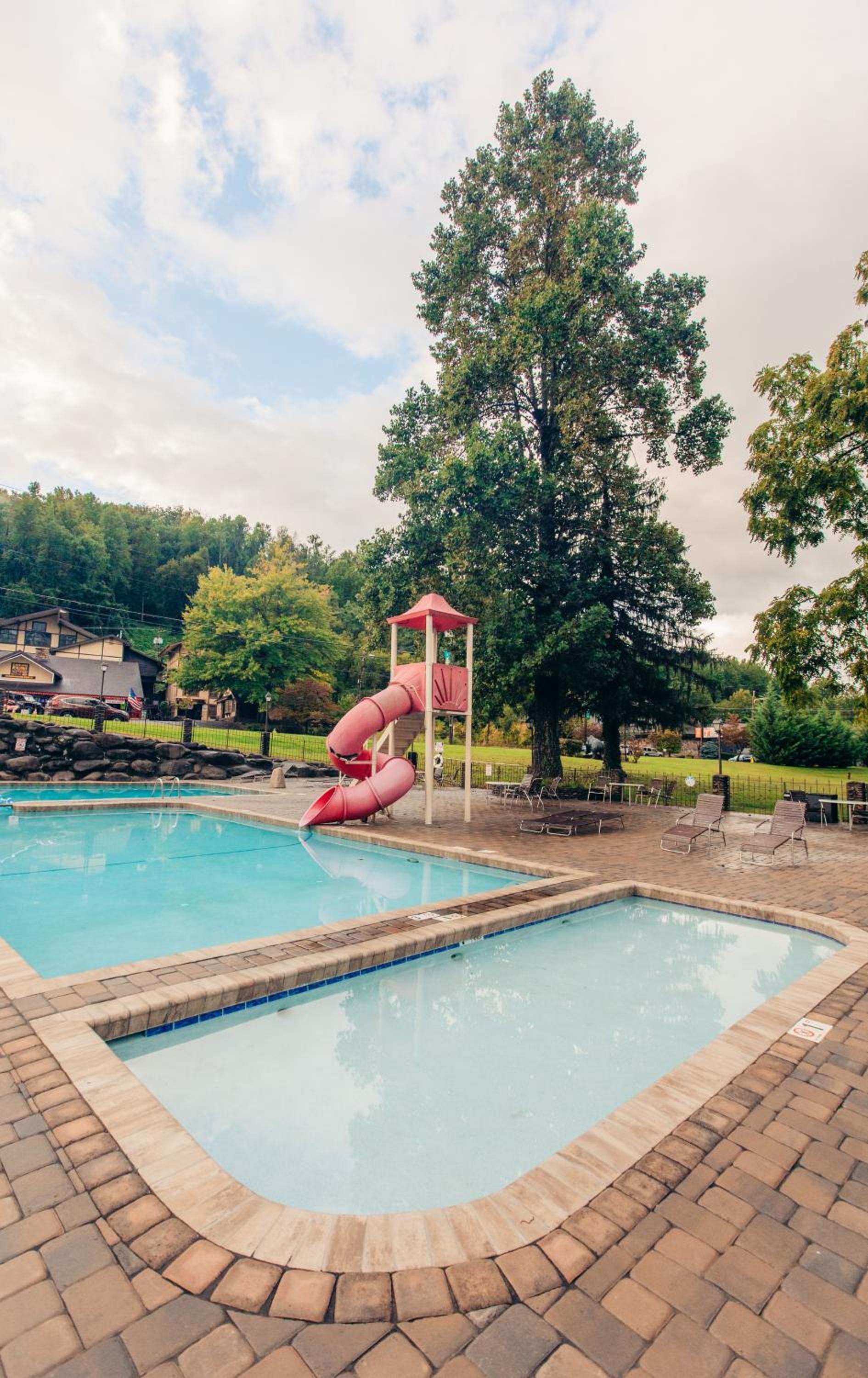 Brookside Lodge - Gatlinburg - On the River photo 5
