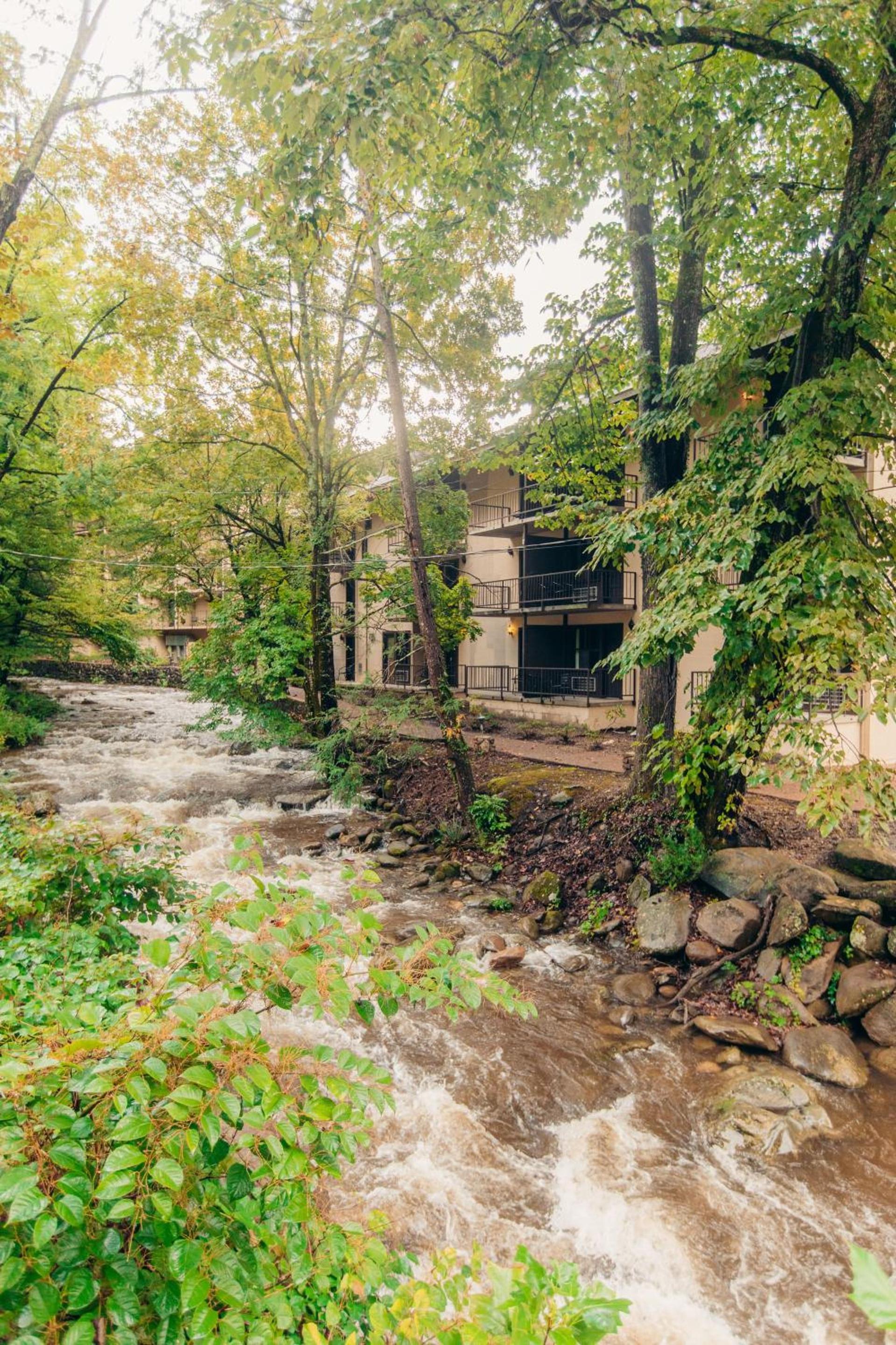 Brookside Lodge - Gatlinburg - On the River photo 7