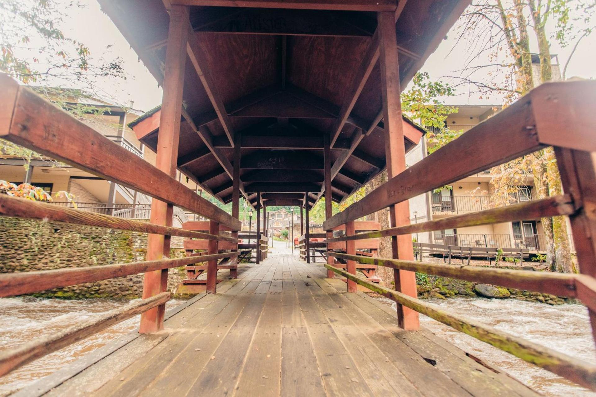 Brookside Lodge - Gatlinburg - On the River photo 11