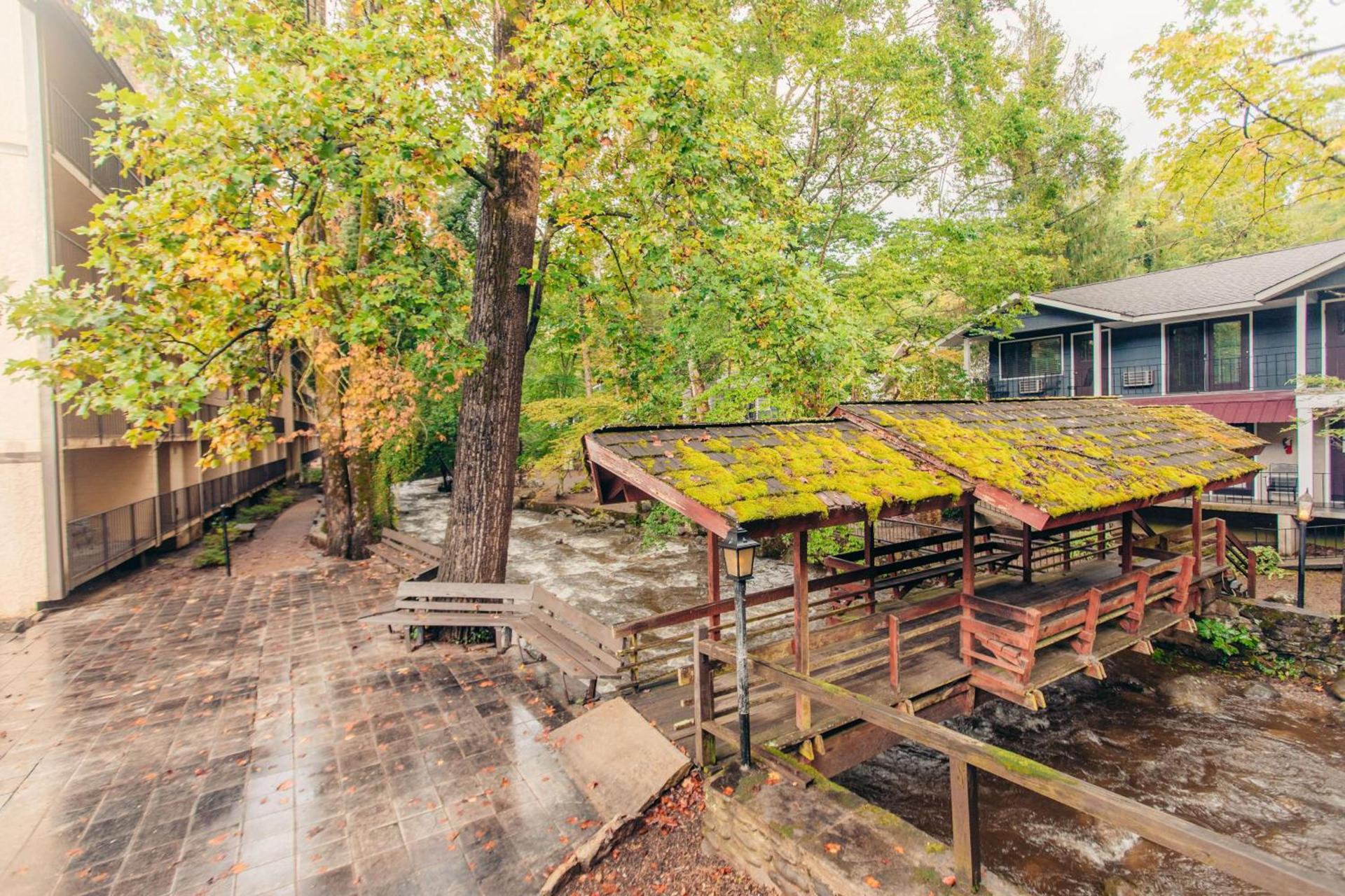 Brookside Lodge - Gatlinburg - On the River photo 12