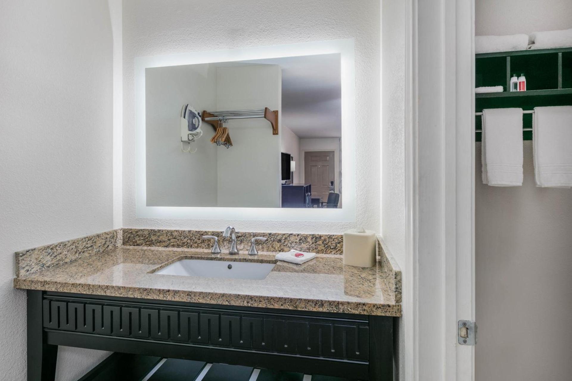 Days Inn by Wyndham Granbury photo 11