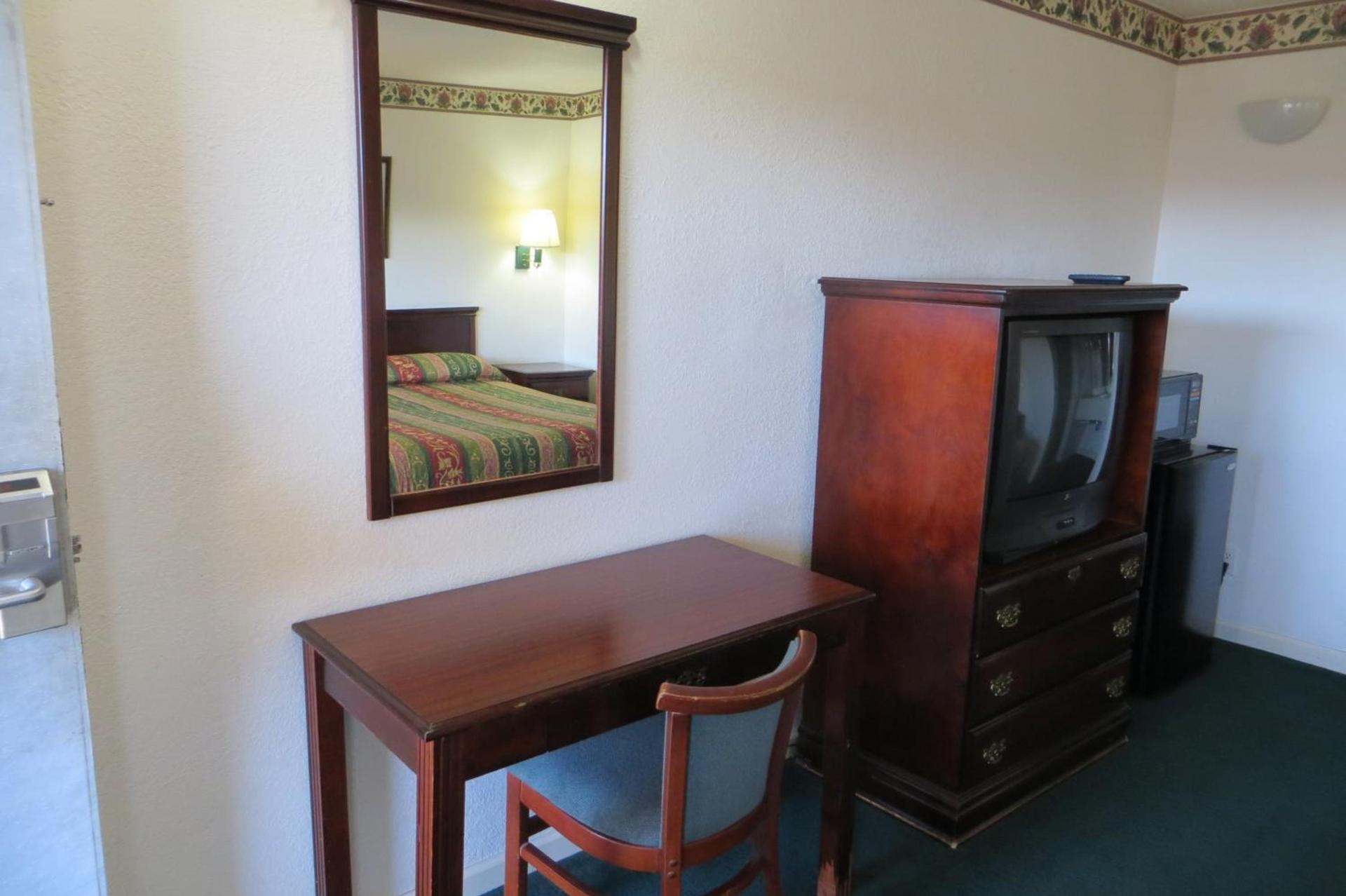 Capri Motel photo 16