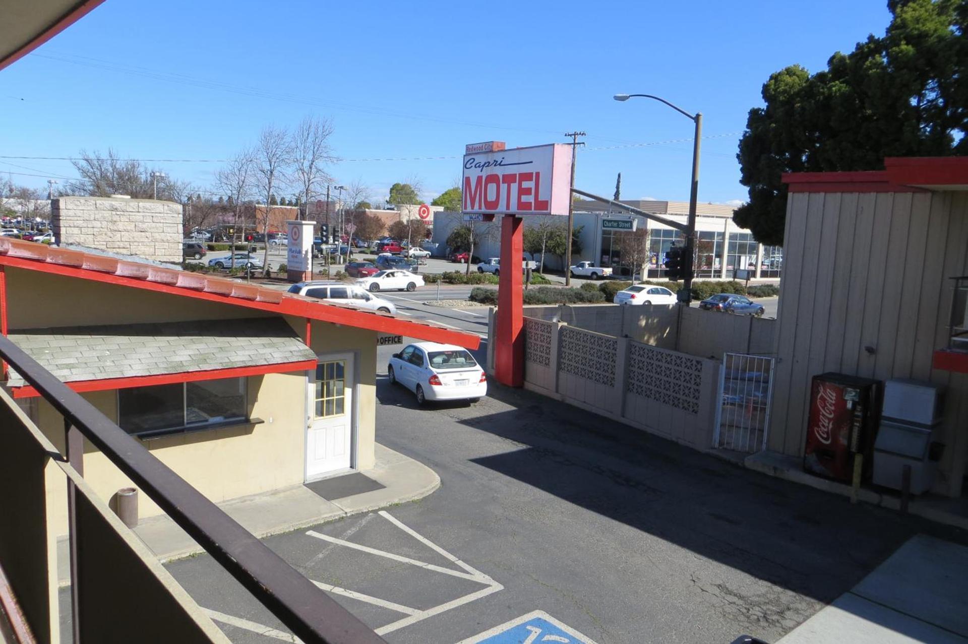 Capri Motel photo 1
