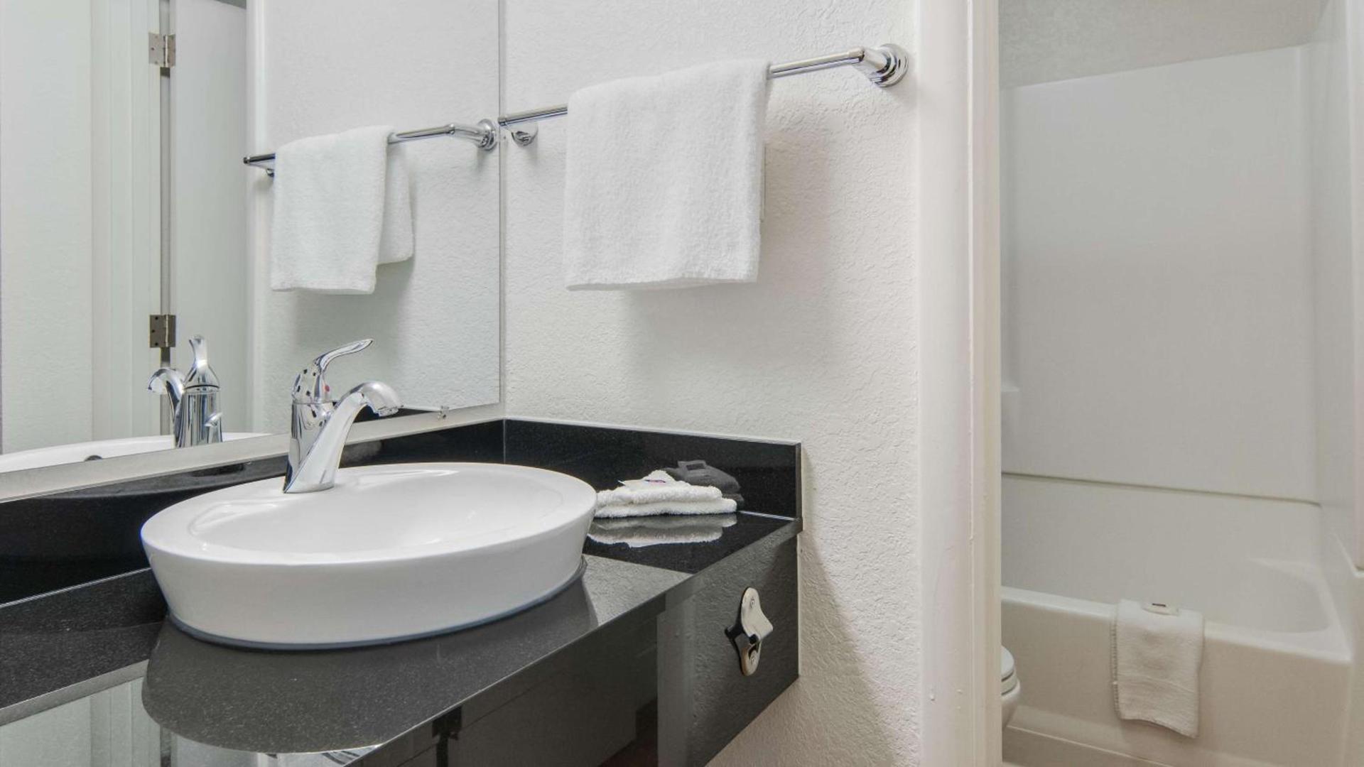Motel 6-Addison, TX - Dallas photo 28