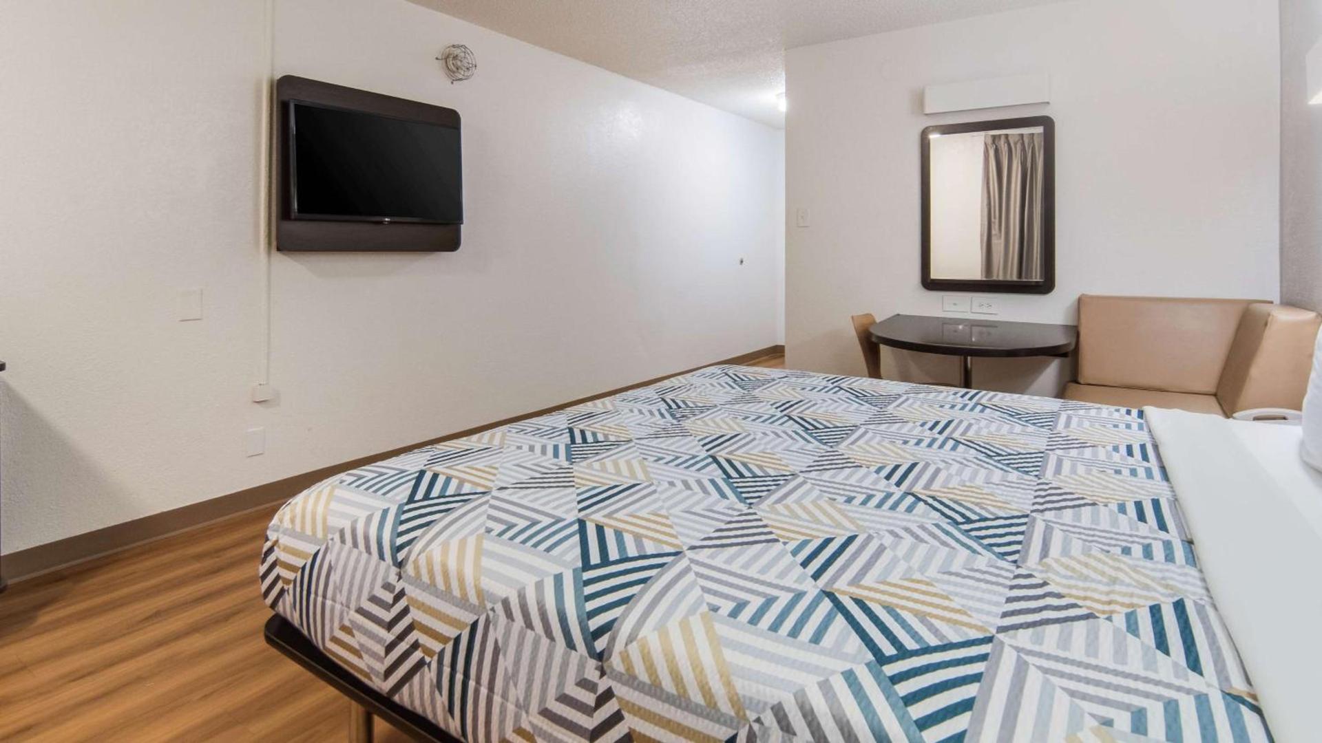 Motel 6-Addison, TX - Dallas photo 13