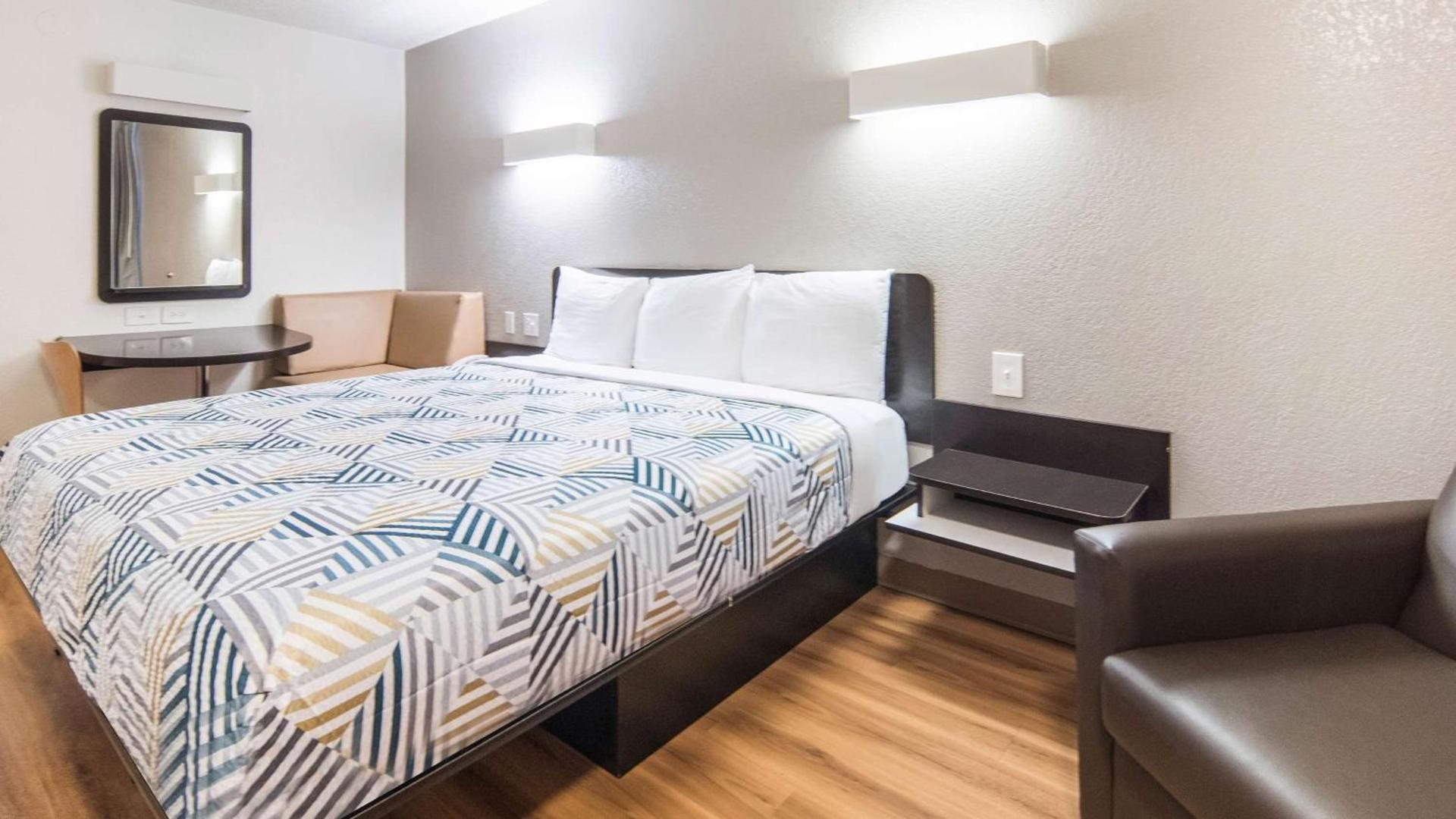 Motel 6-Addison, TX - Dallas photo 12