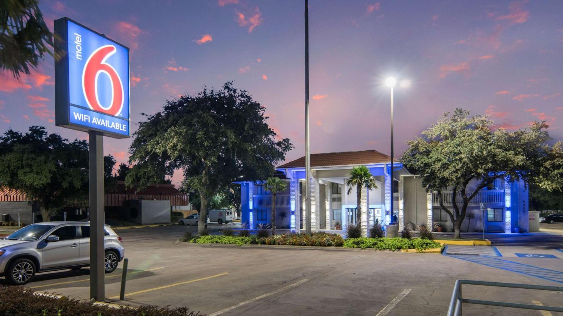 Motel 6-Addison, TX - Dallas photo 6