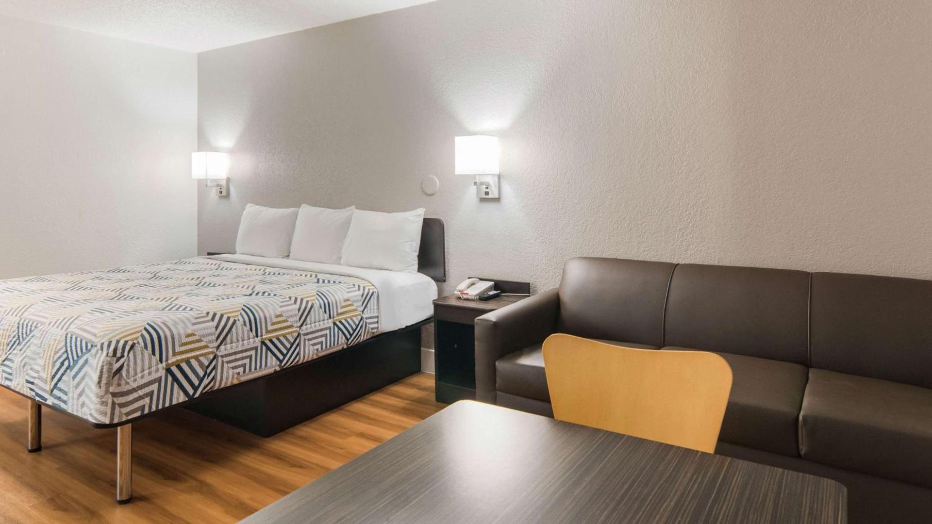 Motel 6-Addison, TX - Dallas photo 15