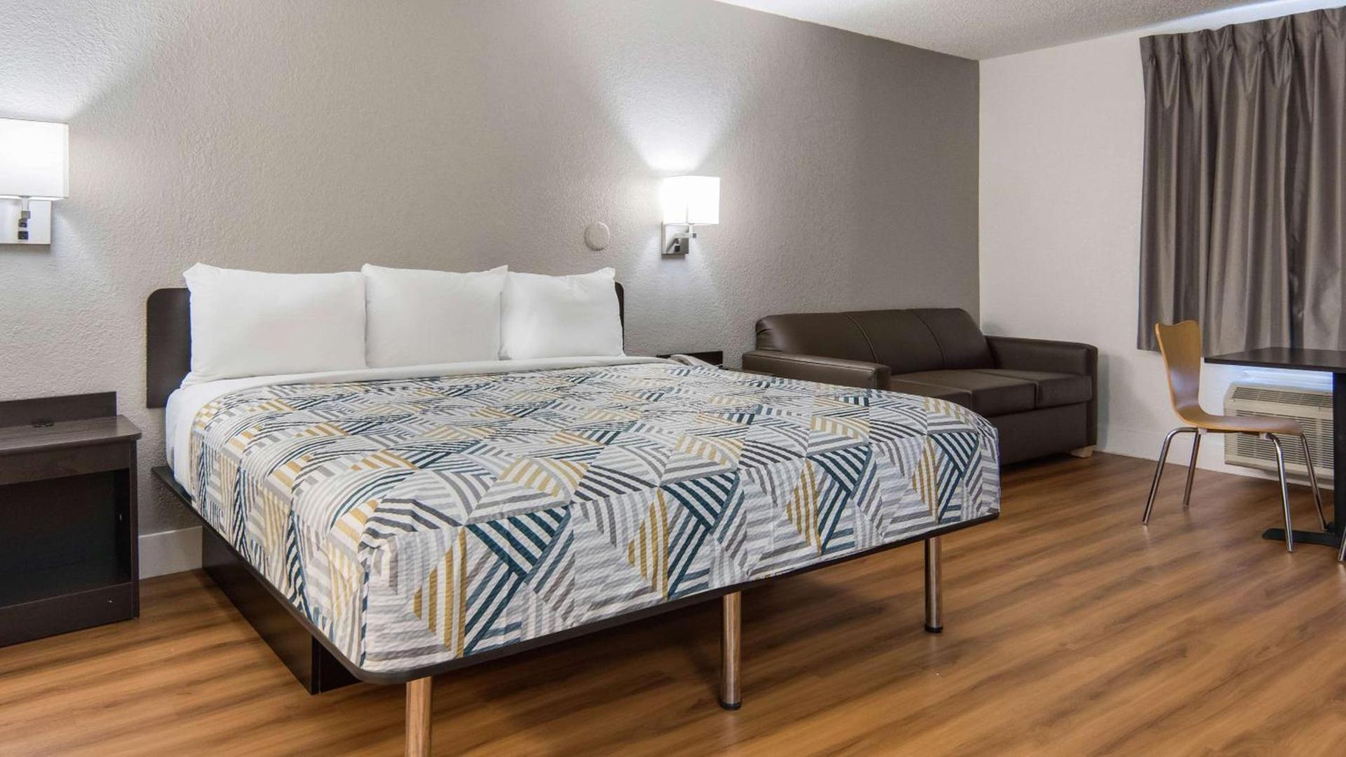 Motel 6-Addison, TX - Dallas photo 14