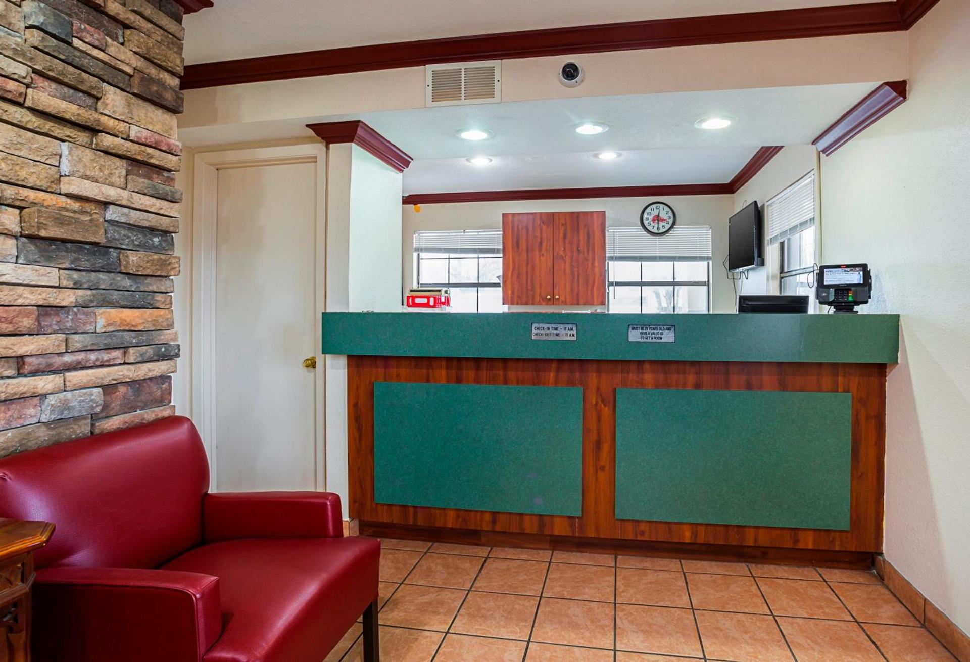 Red Roof Inn West Memphis, AR photo 4