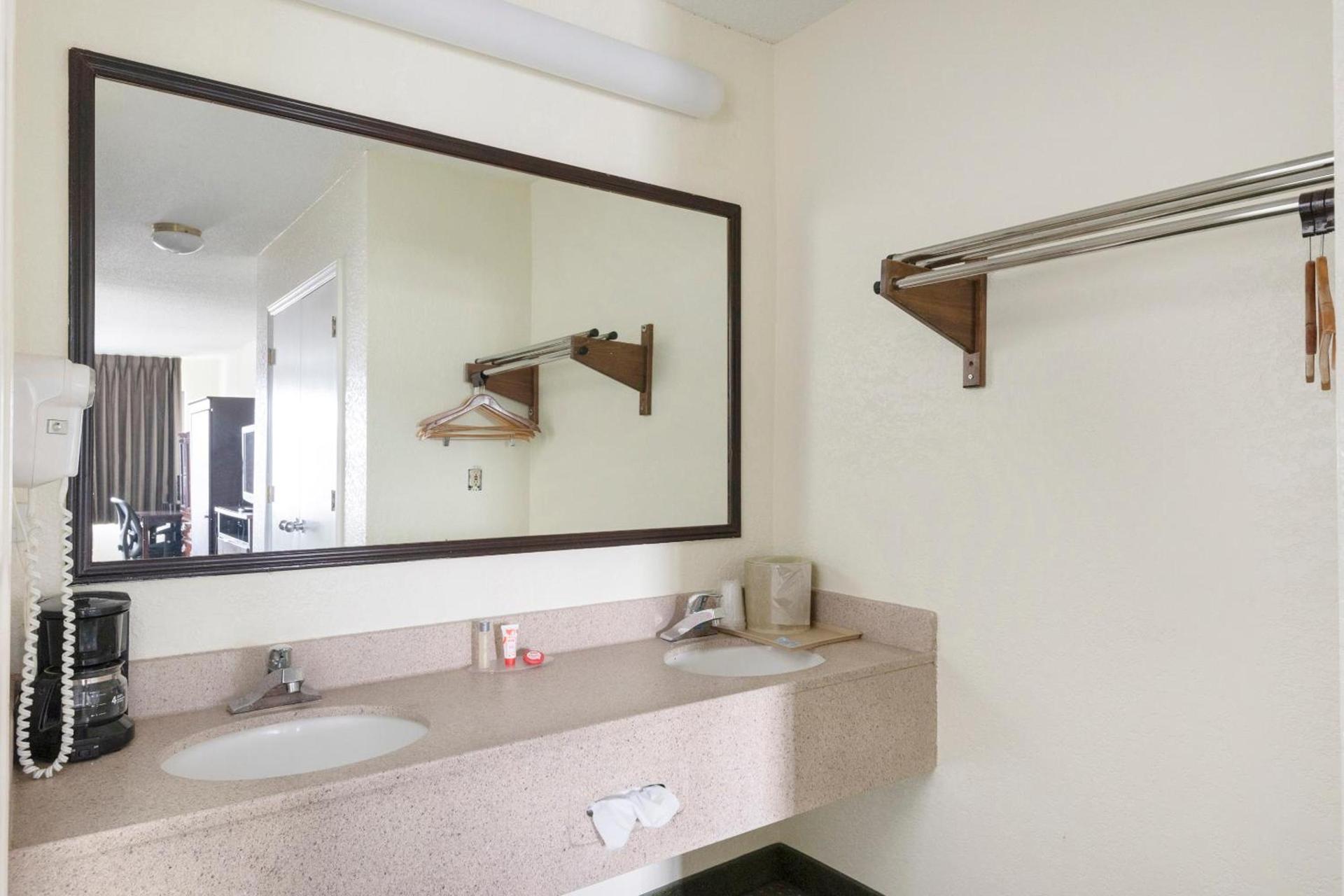 Econo Lodge Kannapolis - Concord photo 2