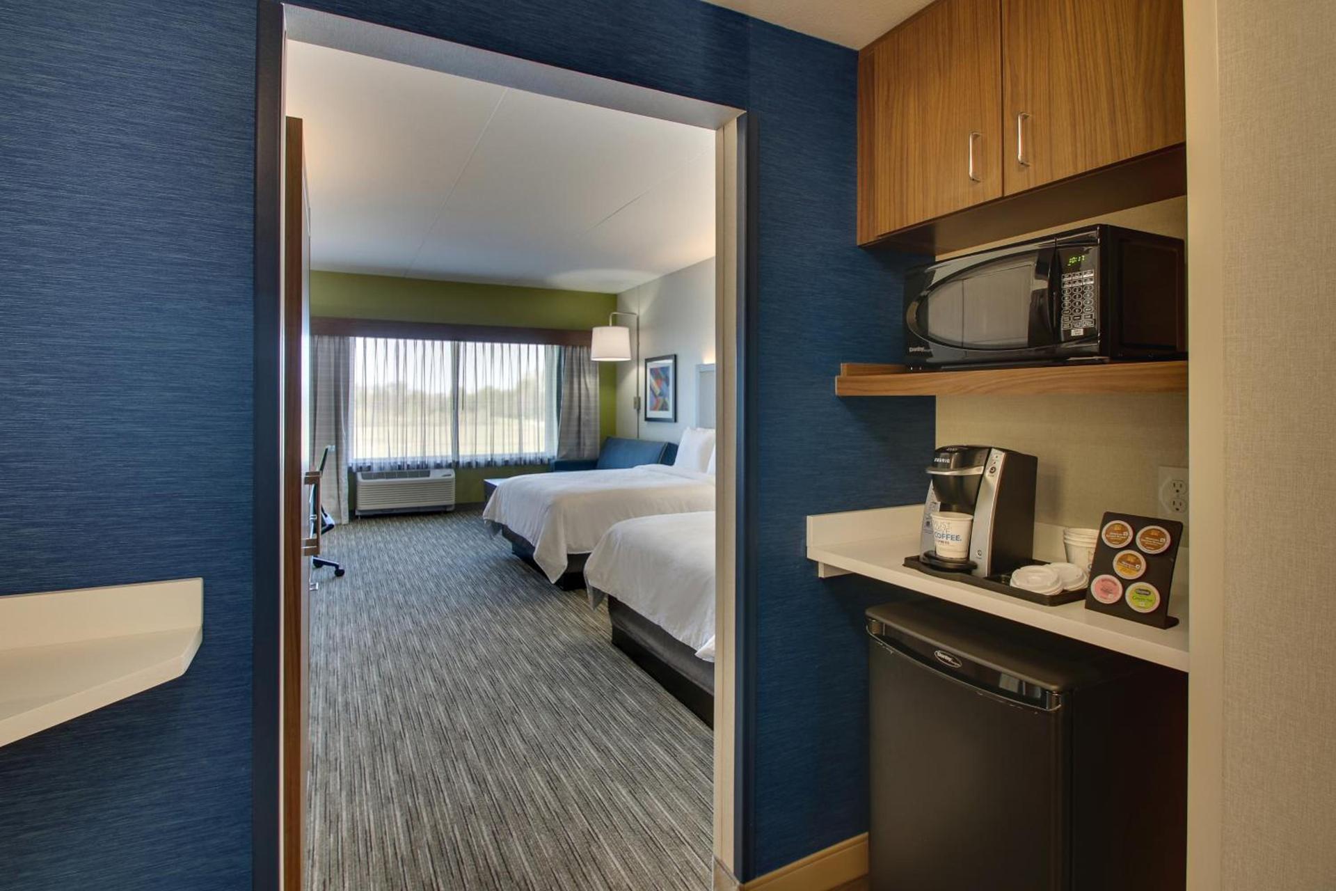 Holiday Inn Express & Suites Findlay North by IHG photo 8