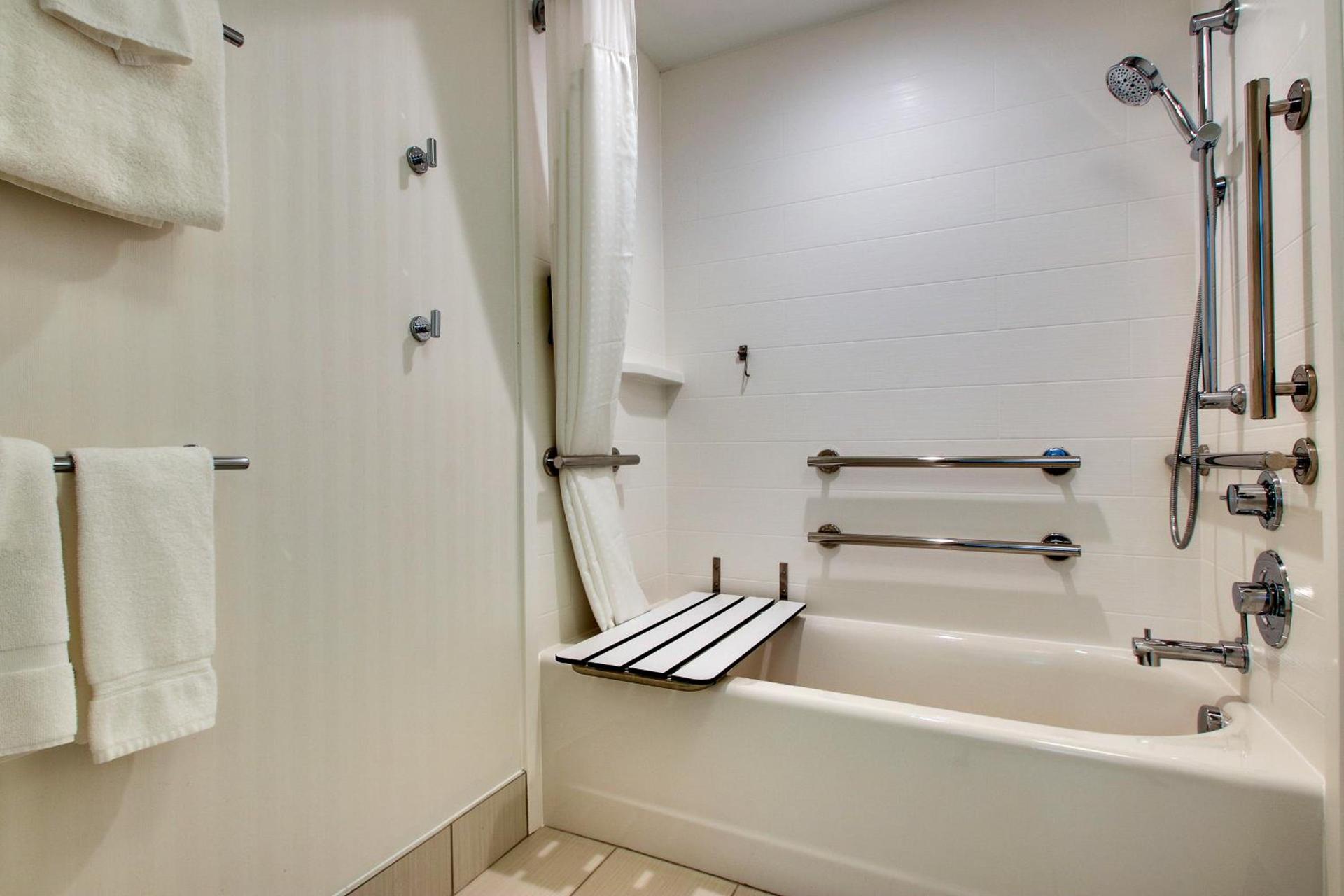 Holiday Inn Express & Suites Findlay North by IHG photo 7