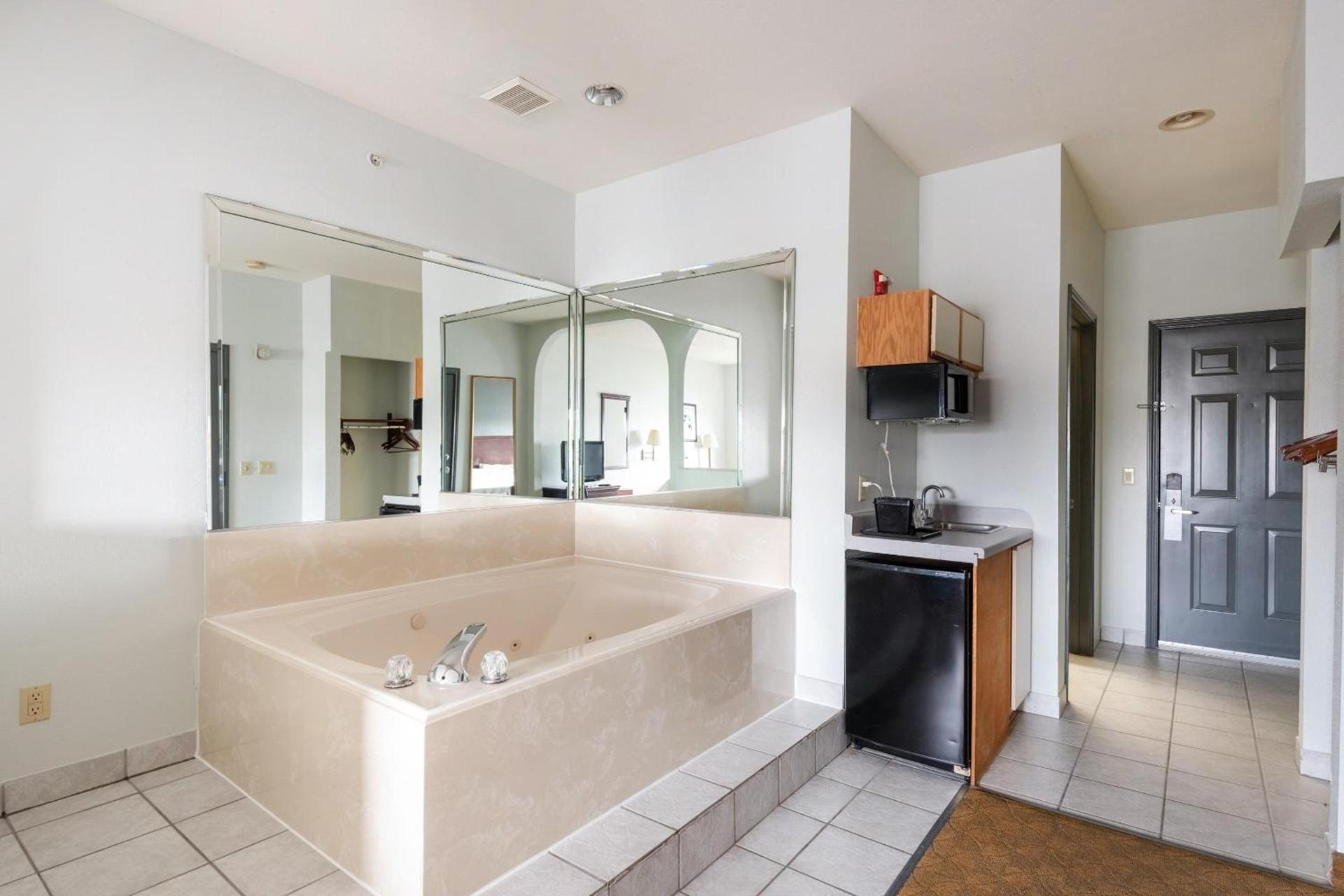 Baymont by Wyndham Houston Brookhollow photo 85