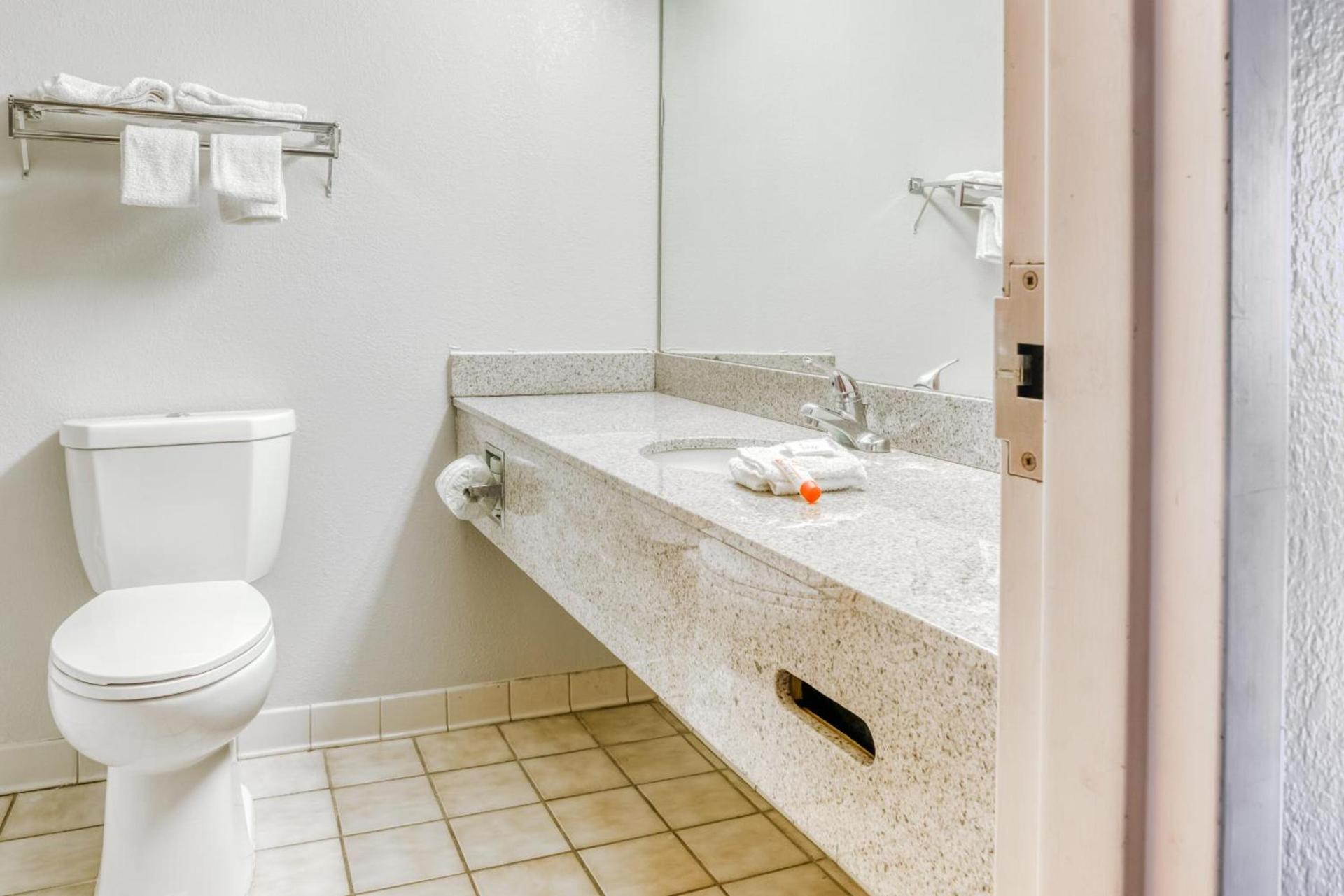 OYO Hotel Burlington South photo 38