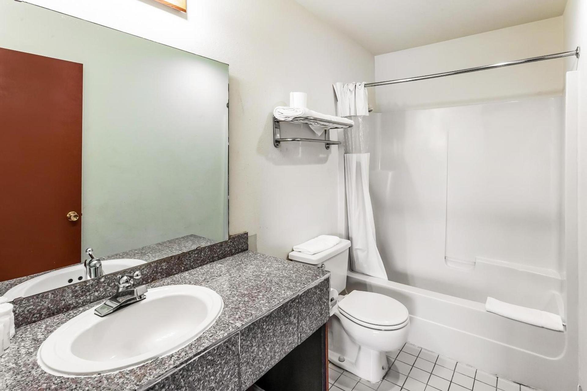 Arlington Motor Inn photo 72