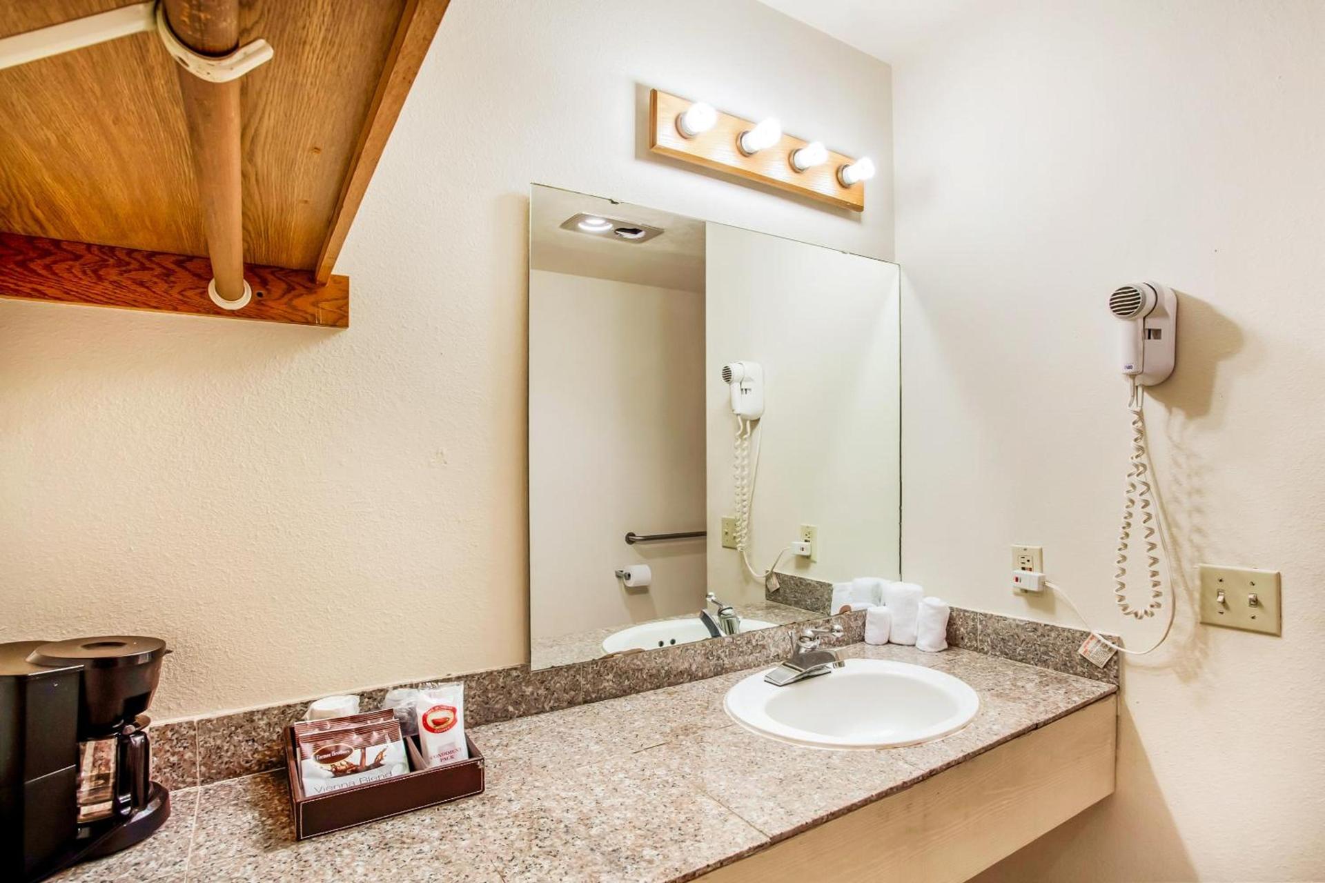 Arlington Motor Inn photo 65