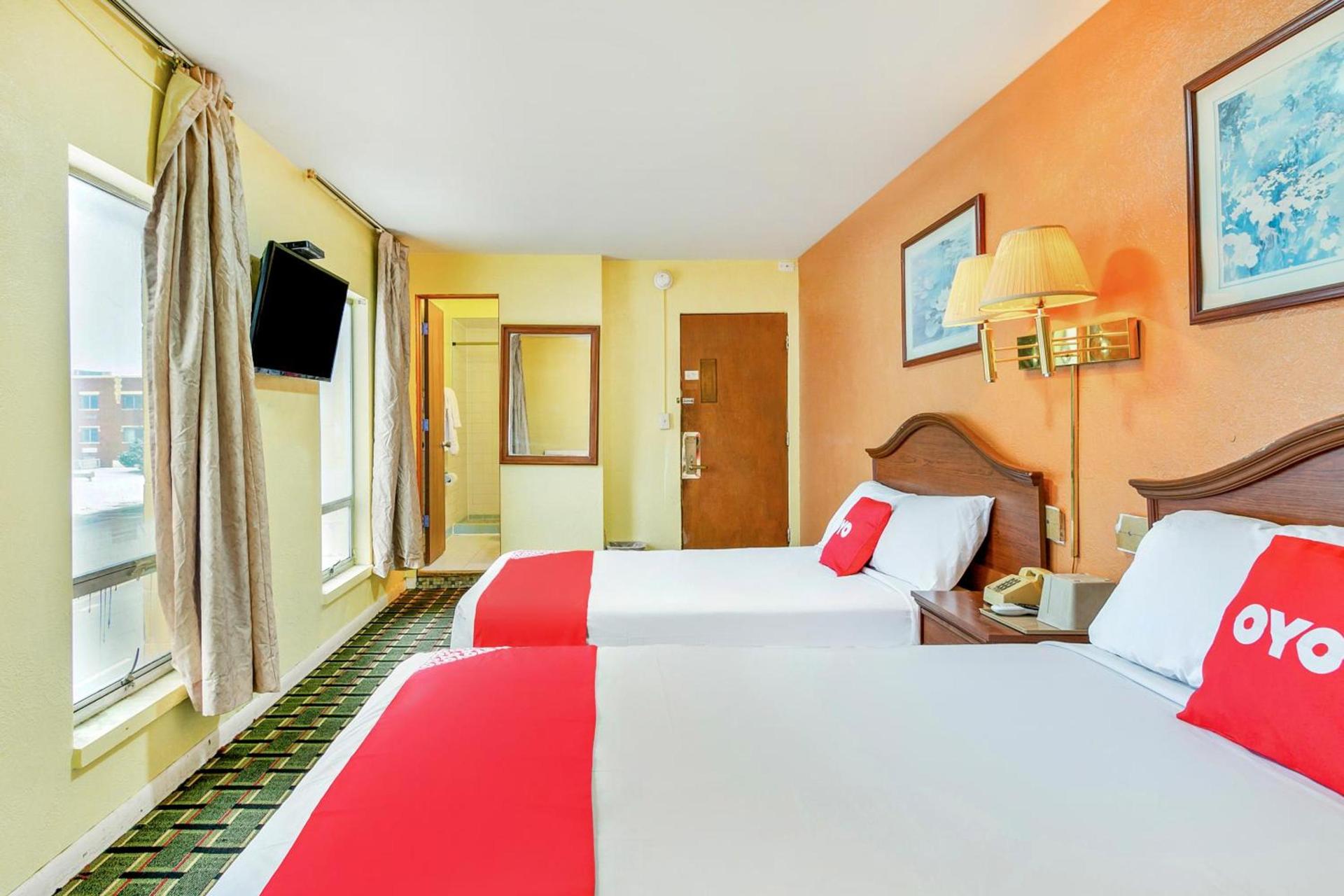 OYO Hotel Downtown Peoria I-74 photo 7