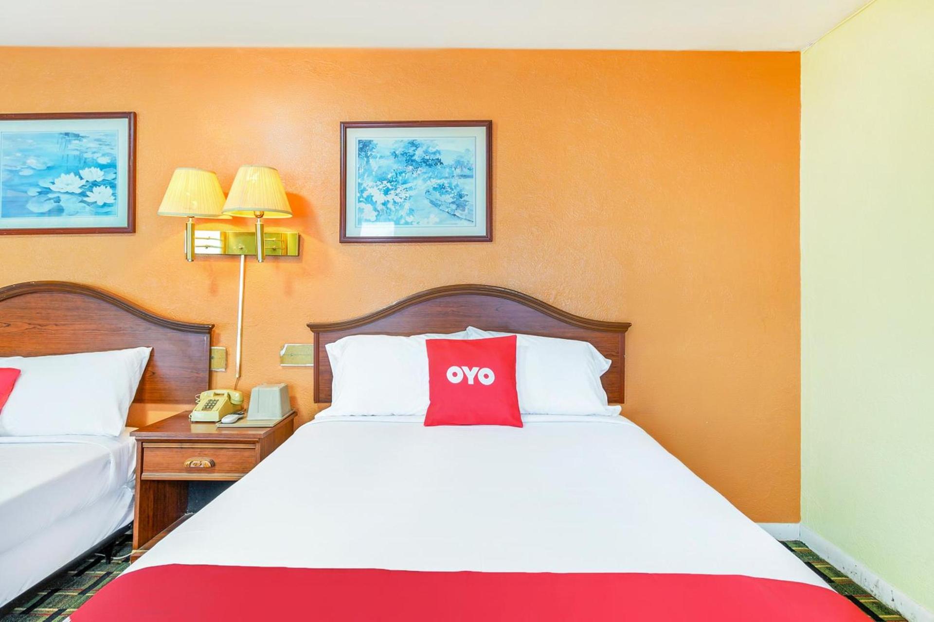 OYO Hotel Downtown Peoria I-74 photo 11