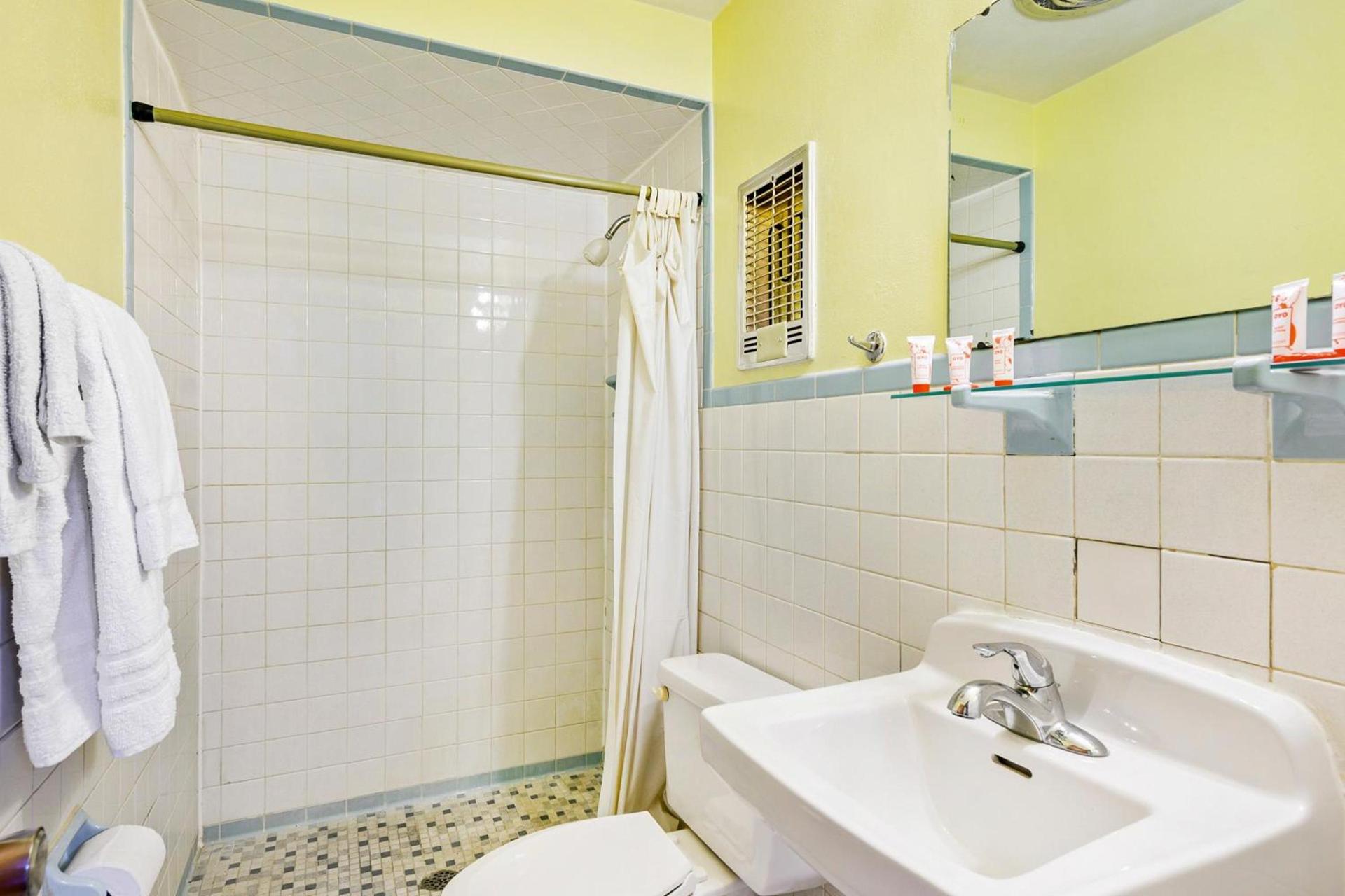 OYO Hotel Downtown Peoria I-74 photo 44
