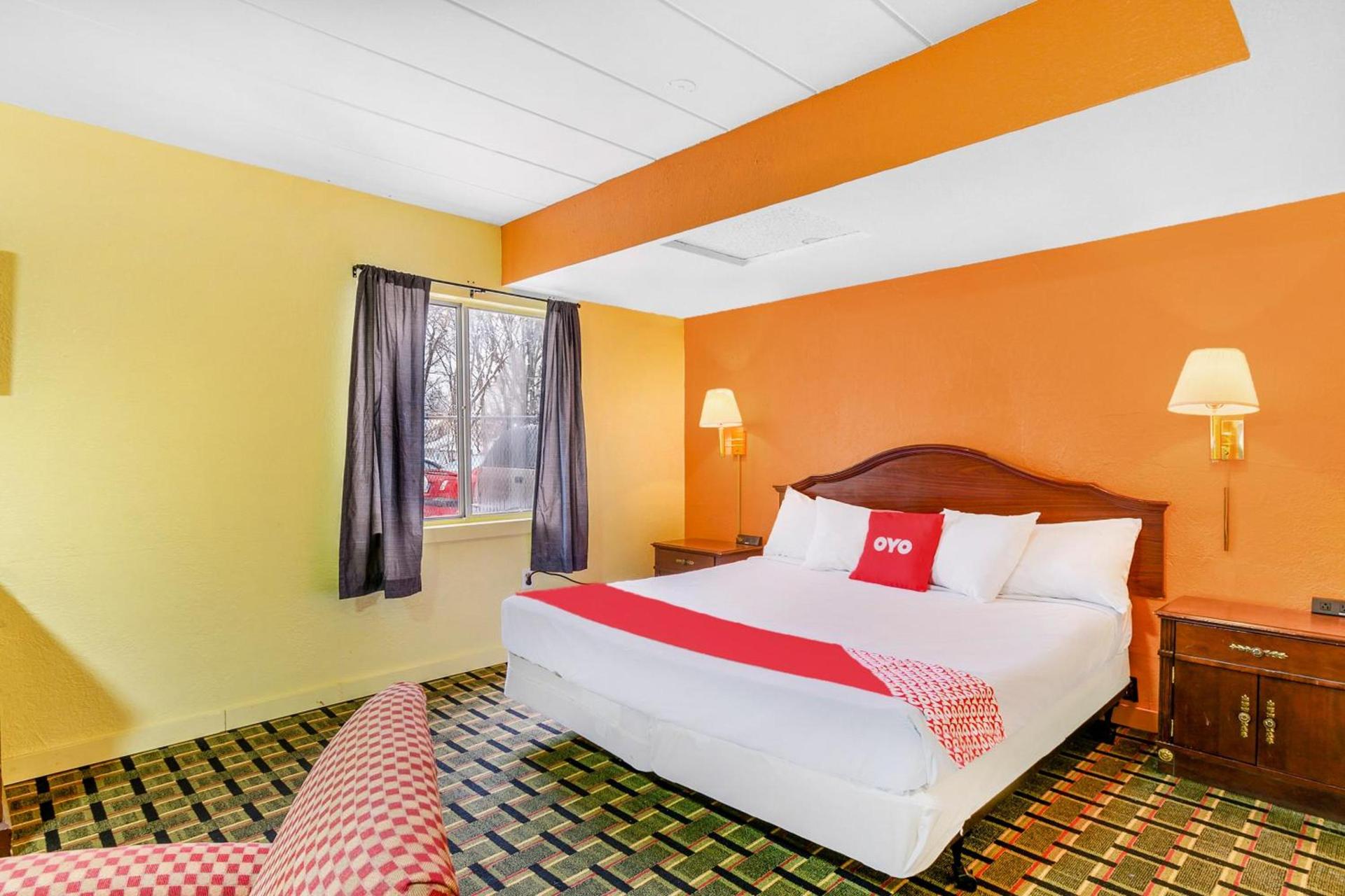 OYO Hotel Downtown Peoria I-74 photo 58