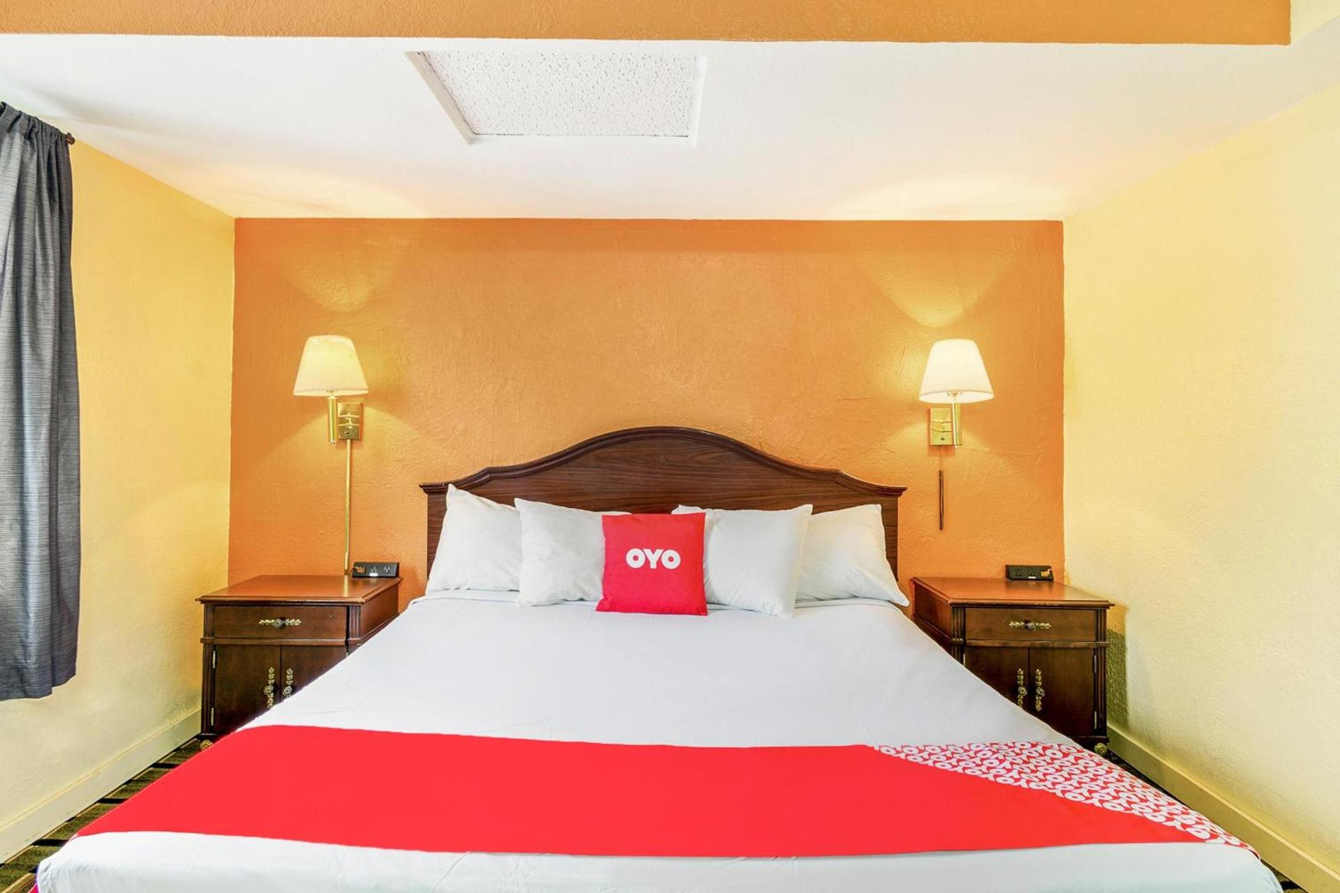 OYO Hotel Downtown Peoria I-74 photo 13