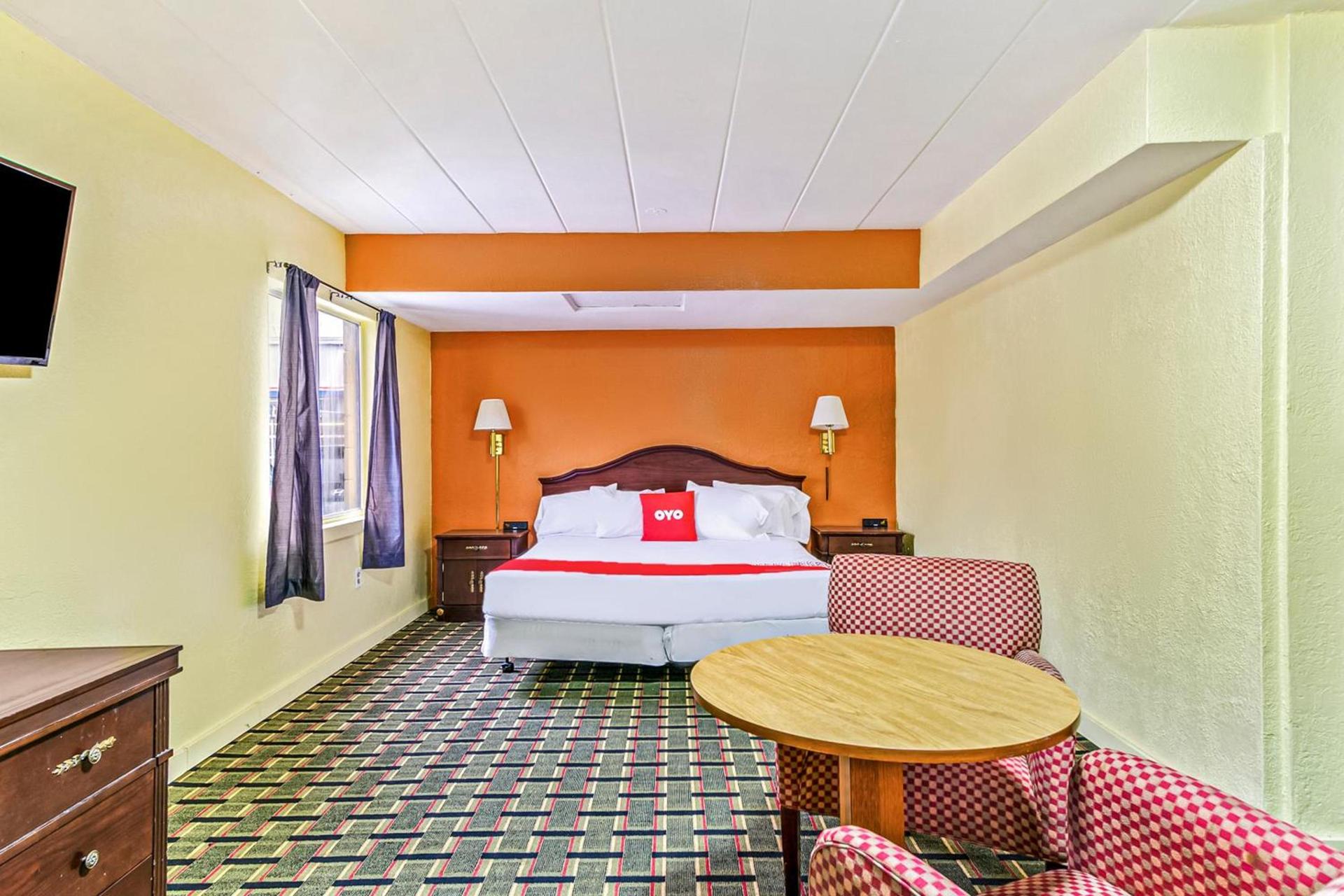 OYO Hotel Downtown Peoria I-74 photo 43