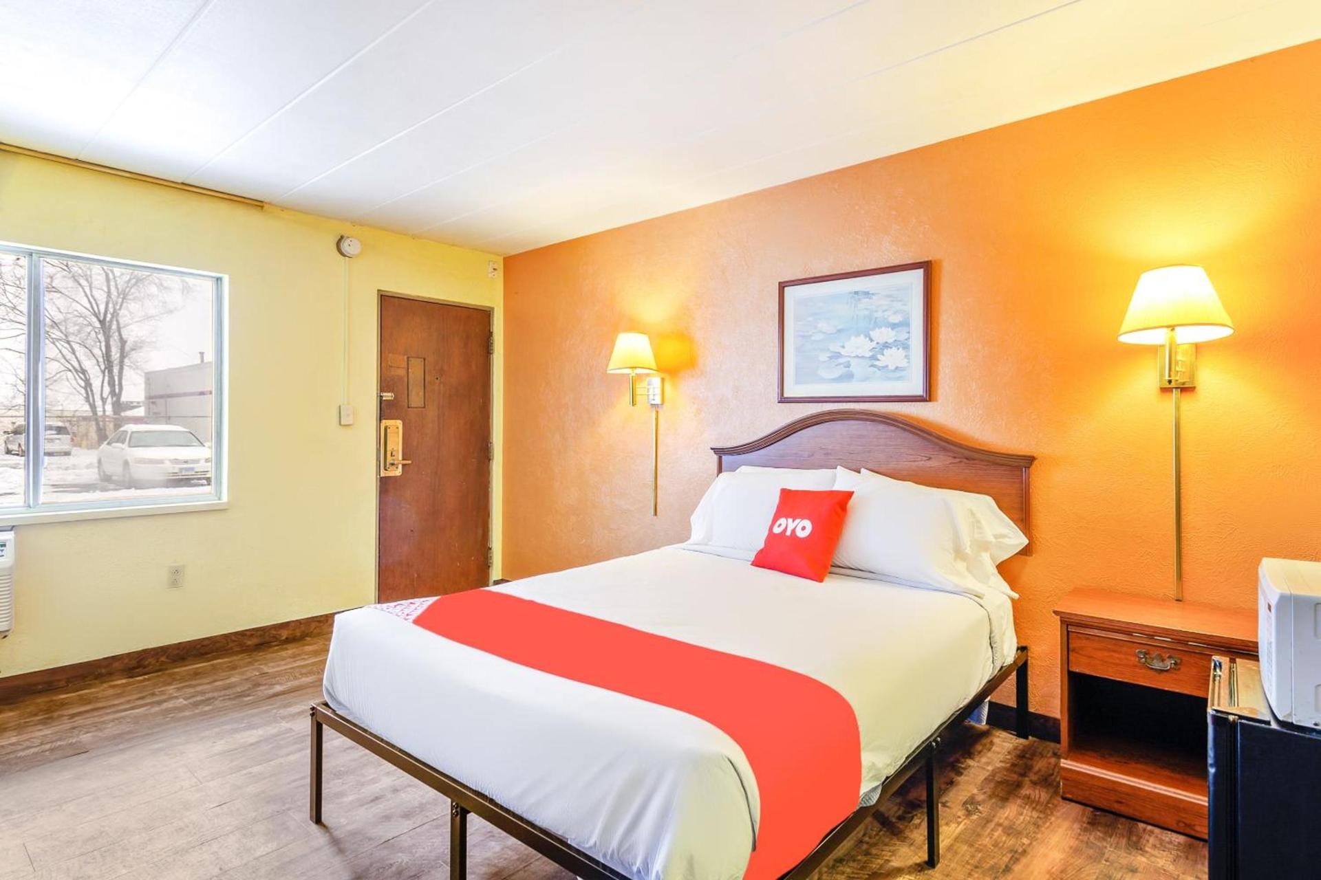 OYO Hotel Downtown Peoria I-74 photo 23