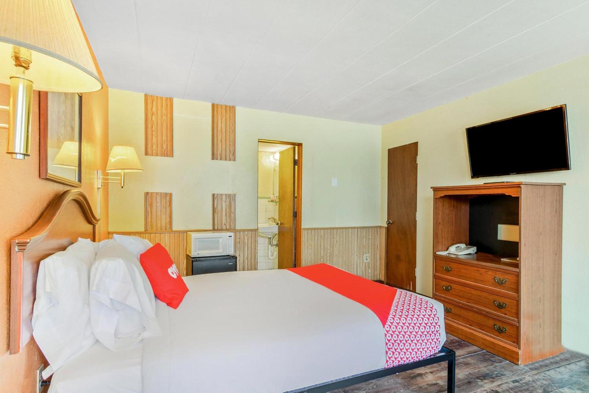 OYO Hotel Downtown Peoria I-74 photo 37