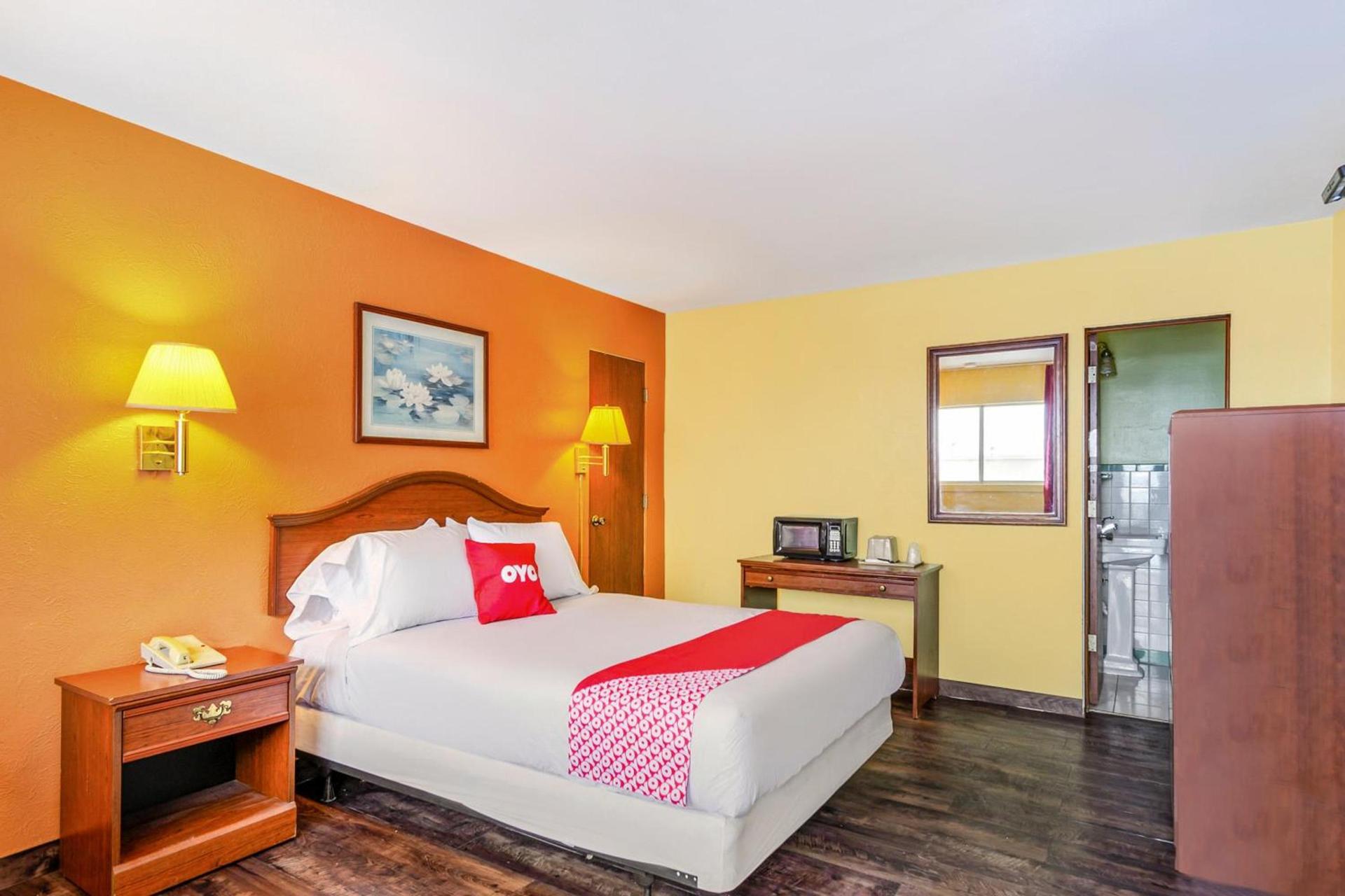 OYO Hotel Downtown Peoria I-74 photo 46