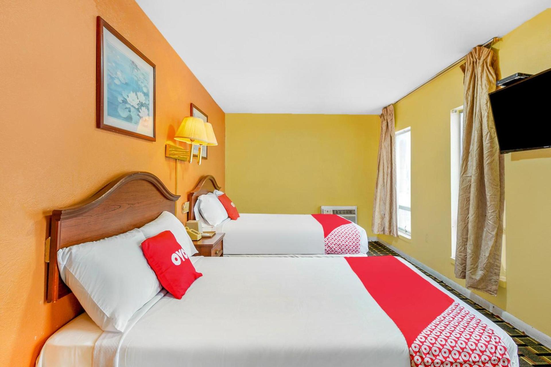 OYO Hotel Downtown Peoria I-74 photo 59