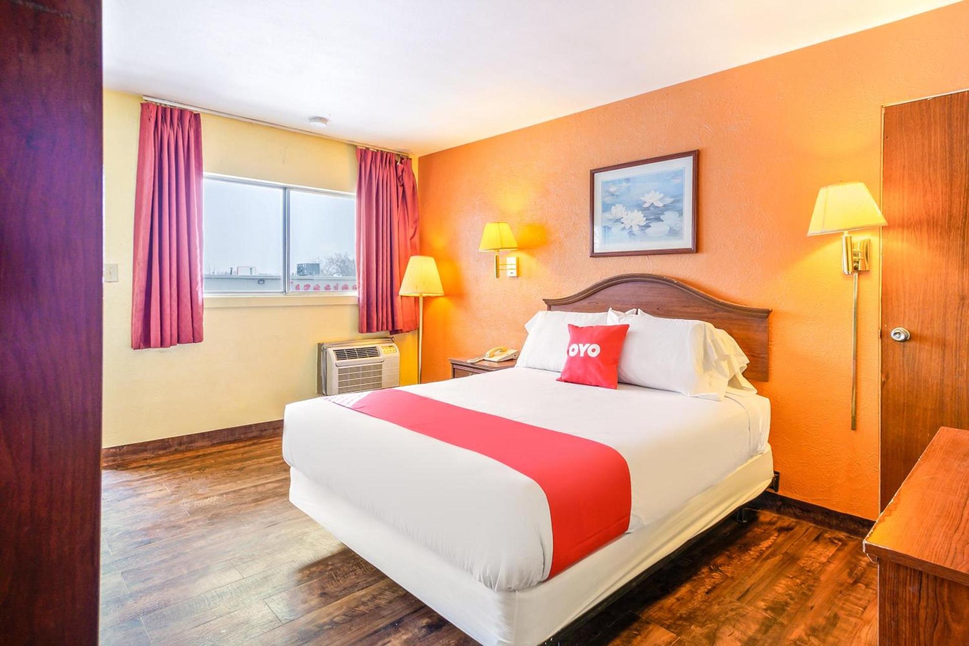 OYO Hotel Downtown Peoria I-74 photo 21